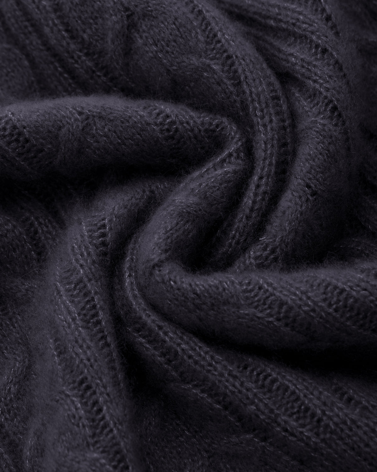 Damen Pullover aus 75 % Kaschmir und 25 % Seide in Graphite Grey – glatt gestrickter Pullover mit Zopfstrickmuster in mittelschwerer Qualität und figurbetonter Passform. Das Modell verfügt über einen Kragen, der als Stehkragen oder Rollkragen getragen werden kann, Raglanärmel sowie lange, schmale Ärmel. Ärmelbündchen und Saum sind in Rippstruktur gearbeitet und verleihen dem Design einen stilvollen Abschluss.