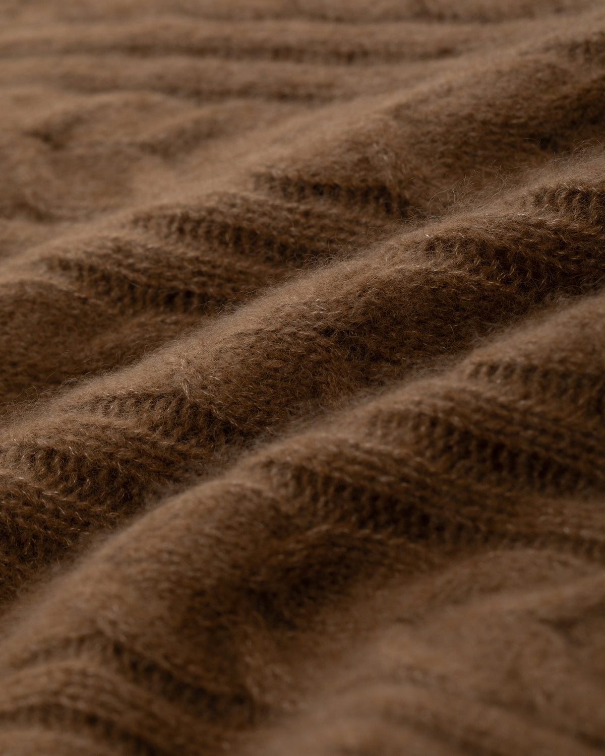 Damen Pullover aus 75 % Kaschmir und 25 % Seide in Vintage Cocoa – glatt gestrickter Pullover mit Zopfstrickmuster in mittelschwerer Qualität und figurbetonter Passform. Das Modell verfügt über einen Kragen, der als Stehkragen oder Rollkragen getragen werden kann, Raglanärmel sowie lange, schmale Ärmel. Ärmelbündchen und Saum sind in Rippstruktur gearbeitet und verleihen dem Design einen stilvollen Abschluss.
