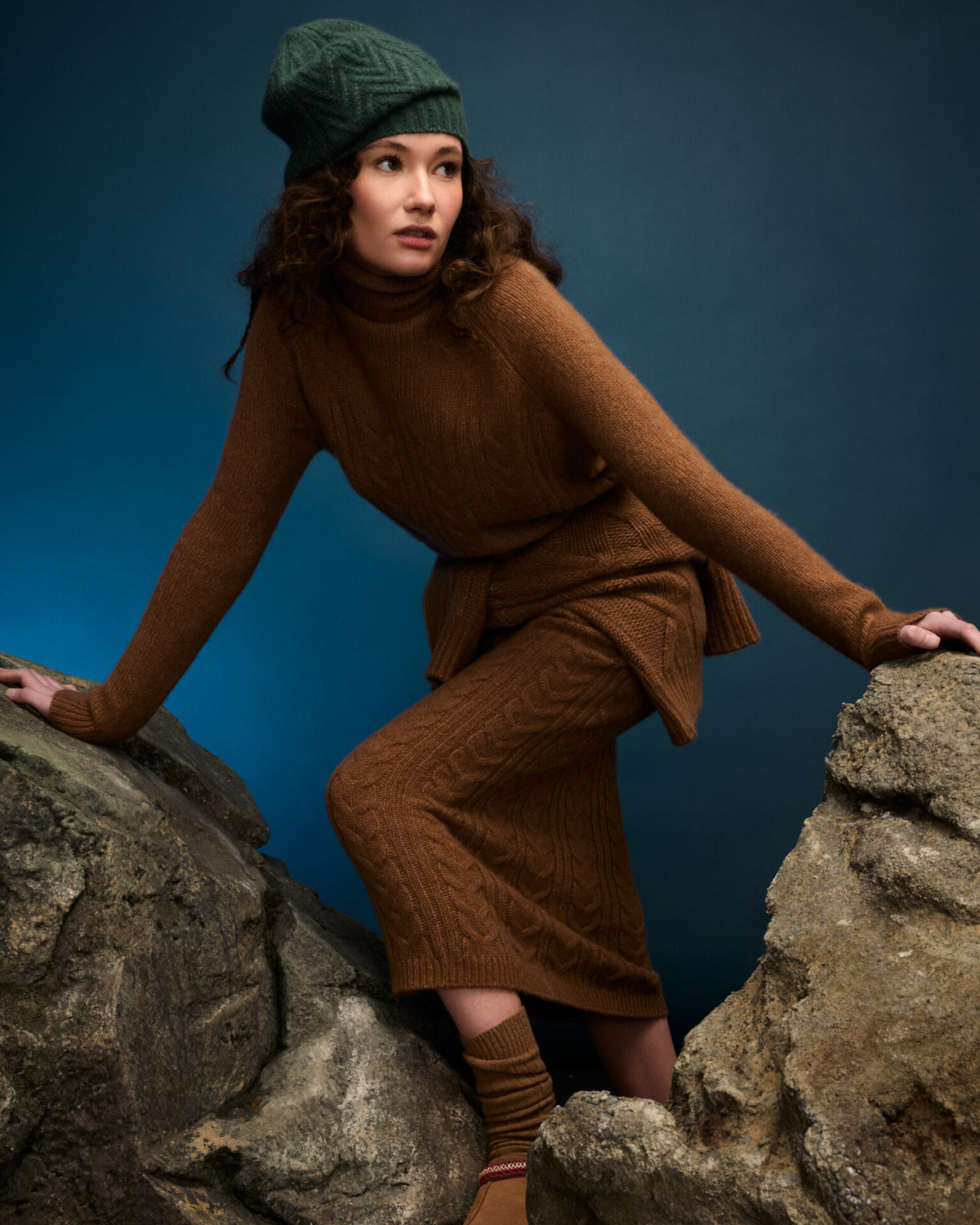 Damen Pullover aus 75 % Kaschmir und 25 % Seide in Vintage Cocoa – glatt gestrickter Pullover mit Zopfstrickmuster in mittelschwerer Qualität und figurbetonter Passform. Das Modell verfügt über einen Kragen, der als Stehkragen oder Rollkragen getragen werden kann, Raglanärmel sowie lange, schmale Ärmel. Ärmelbündchen und Saum sind in Rippstruktur gearbeitet und verleihen dem Design einen stilvollen Abschluss.

