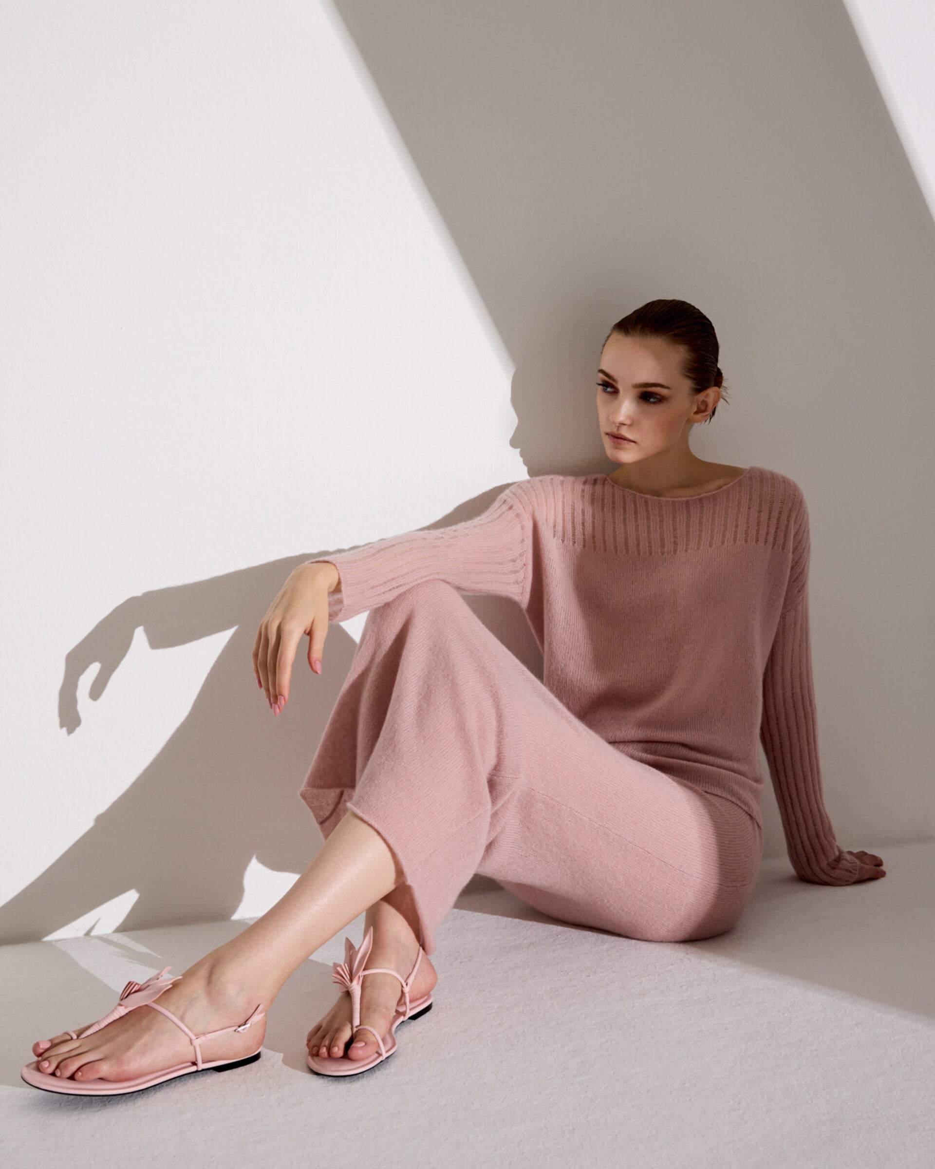 Damen Pullover in pinkish grey (rosa) aus Kaschmir-Seide – leichter, luftiger Strick, glatt mit dekorativem Lochmuster oberhalb und an den Ärmeln, relaxte Passform, U-Boot-Ausschnitt, überschnittene Schultern, lange schmale Ärmel sowie Rippbündchen an Ärmeln und Saum