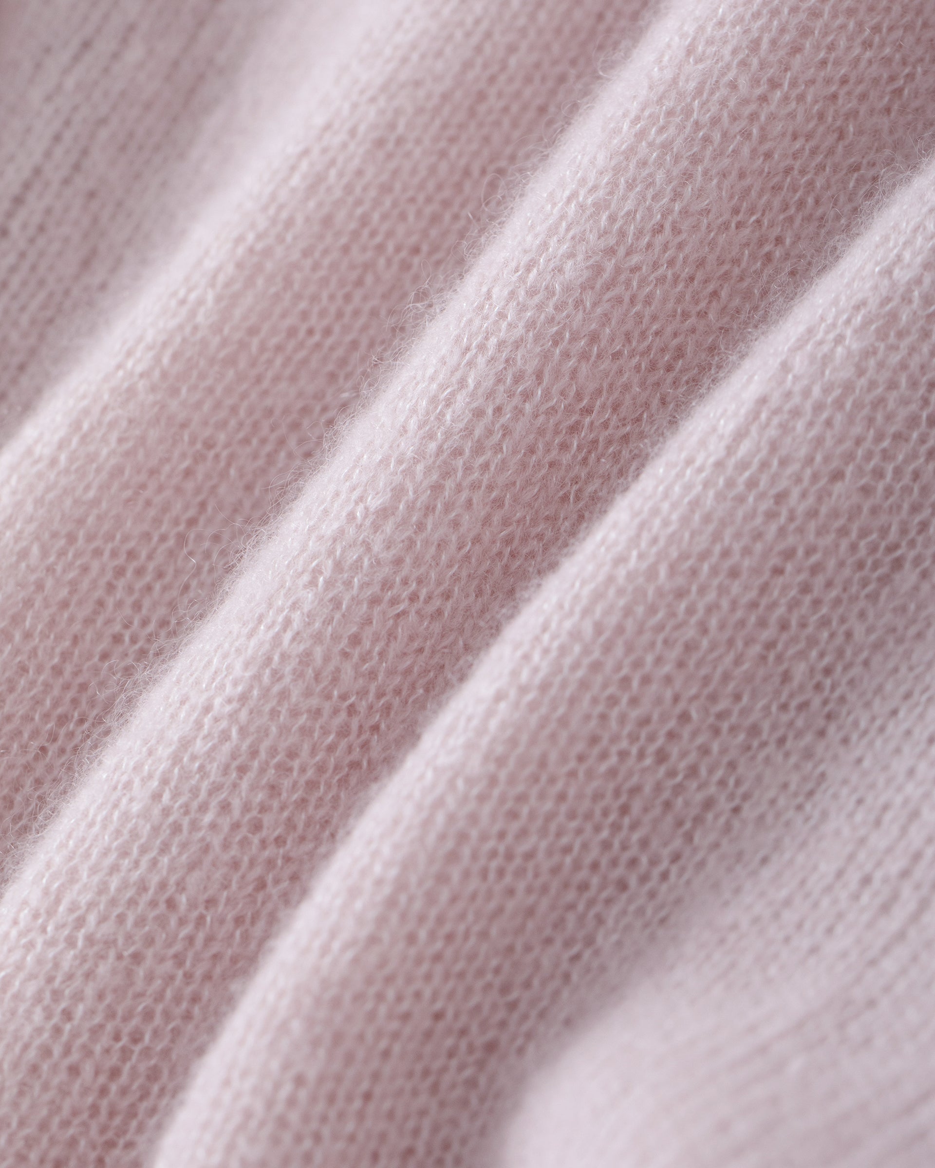 Damen Pullover in pinkish grey (rosa) aus Kaschmir-Seide – leichter, luftiger Strick, glatt mit dekorativem Lochmuster oberhalb und an den Ärmeln, relaxte Passform, U-Boot-Ausschnitt, überschnittene Schultern, lange schmale Ärmel sowie Rippbündchen an Ärmeln und Saum