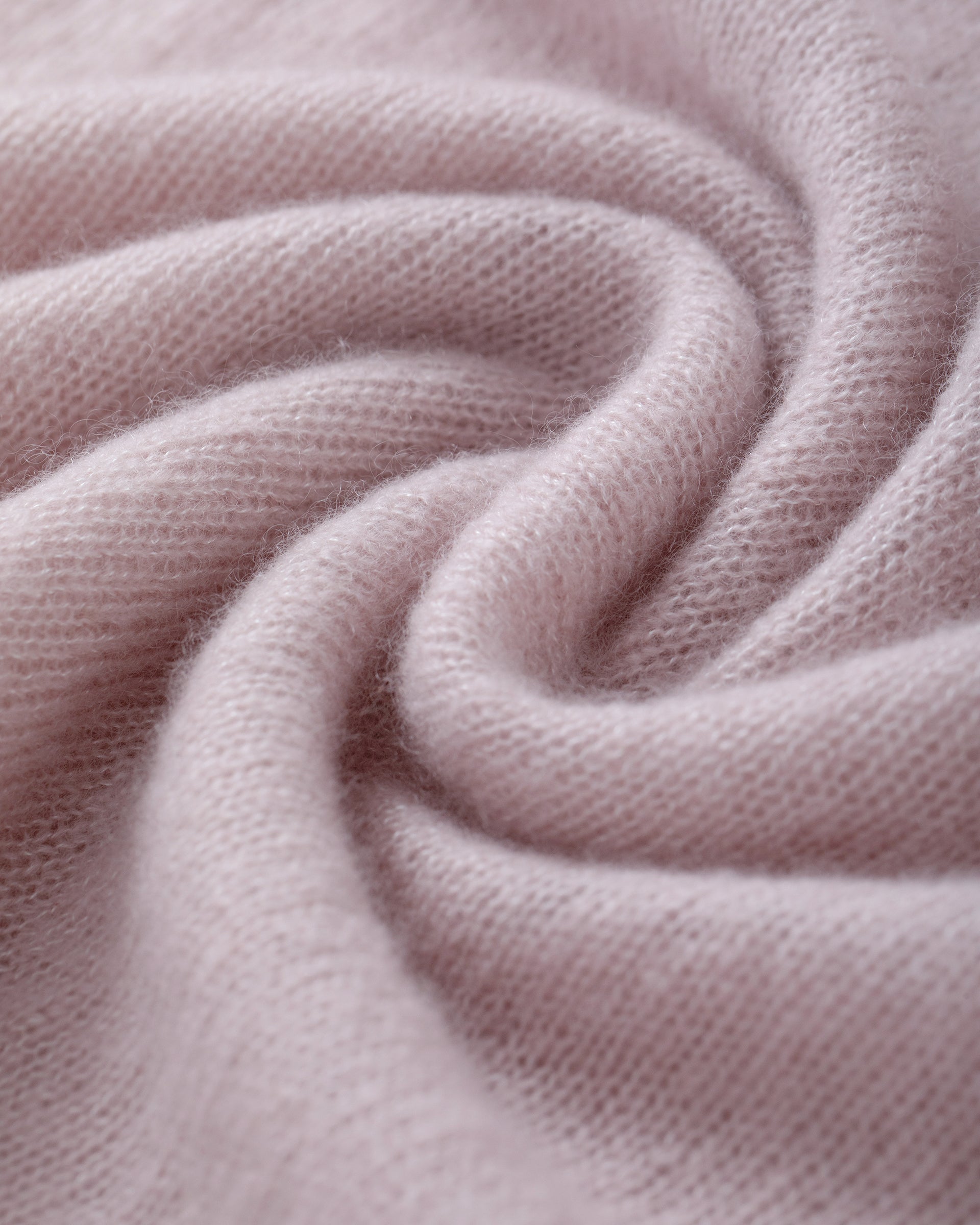 Damen Pullover in pinkish grey (rosa) aus Kaschmir-Seide – leichter, luftiger Strick, glatt mit dekorativem Lochmuster oberhalb und an den Ärmeln, relaxte Passform, U-Boot-Ausschnitt, überschnittene Schultern, lange schmale Ärmel sowie Rippbündchen an Ärmeln und Saum