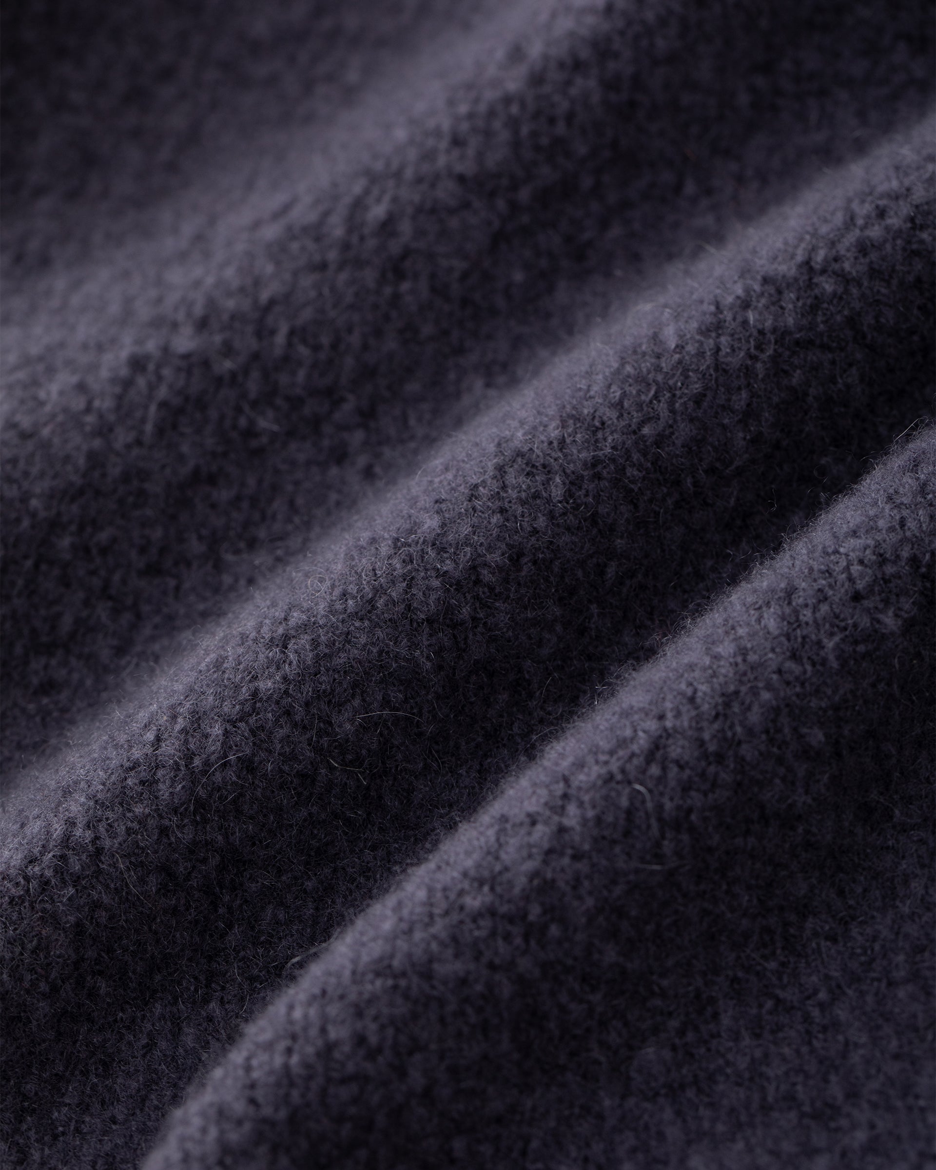 Damen Jacke aus 80 % Kaschmir, 18 % Polyamid und 2 % Elastan in Graphite Grey – glatt gestrickte Jacke in mittelschwerer Qualität mit gefilzter, besonders elastischer Oberfläche und relaxter Passform, die zum Saum hin leicht ausgestellt ist. Das Modell verfügt über einen Reverskragen, eine klassische Schulterform sowie lange, relaxte Ärmel. Druckknöpfe runden das zeitlose Design stilvoll ab.
