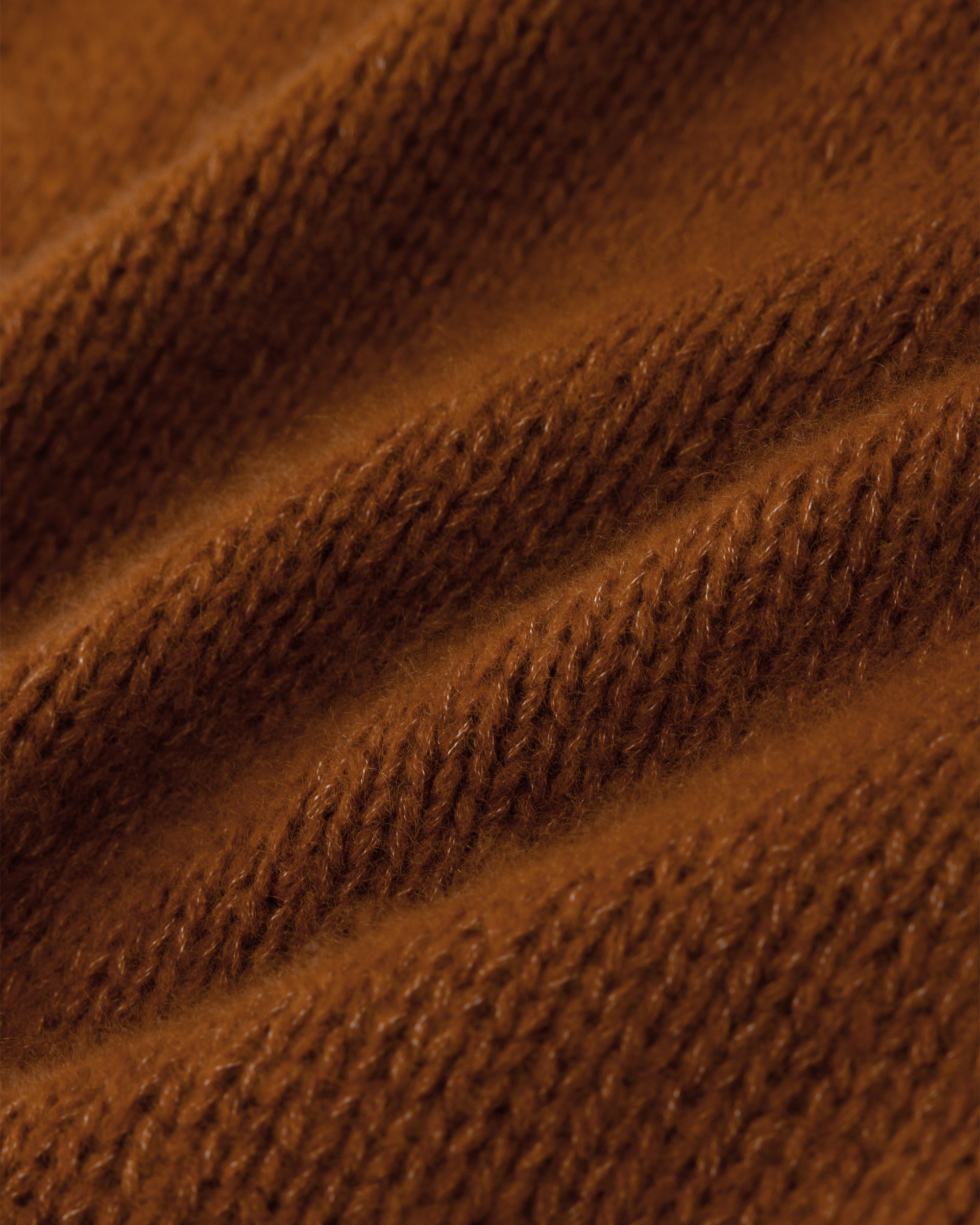 Damen Pullover aus 75 % Kaschmir und 25 % Seide in Bronze – glatt gestrickter Pullover in grober Strickqualität mit oversized Passform in langer, weiter Silhouette, hohem Stehkragen in Rippstruktur, überschnittener Schulter mit nach hinten verlegter Schulternaht sowie langen, weiten Ärmeln. Ärmelbündchen und Saum sind in Rippstruktur gearbeitet und verleihen dem Modell einen modernen, markanten Look.
