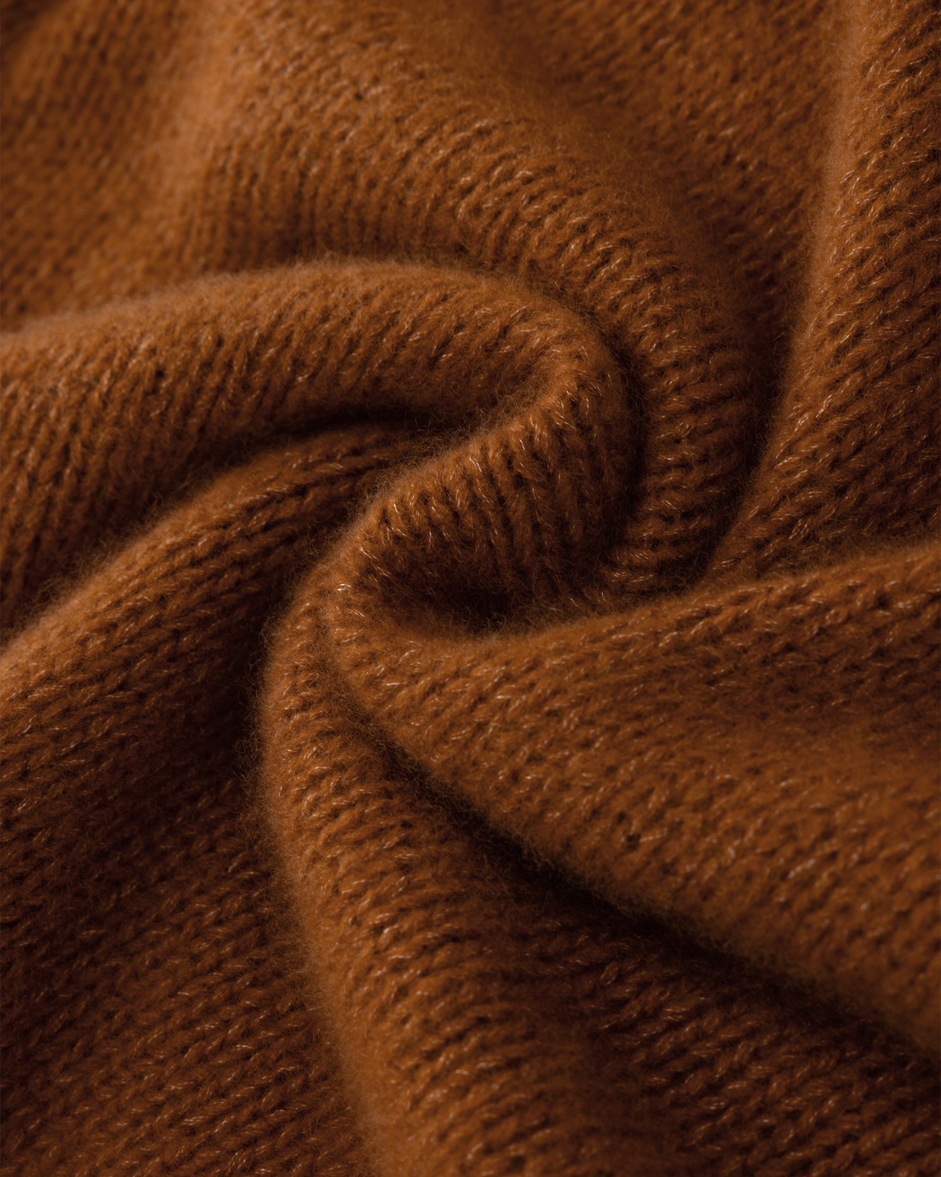Damen Pullover aus 75 % Kaschmir und 25 % Seide in Bronze – glatt gestrickter Pullover in grober Strickqualität mit oversized Passform in langer, weiter Silhouette, hohem Stehkragen in Rippstruktur, überschnittener Schulter mit nach hinten verlegter Schulternaht sowie langen, weiten Ärmeln. Ärmelbündchen und Saum sind in Rippstruktur gearbeitet und verleihen dem Modell einen modernen, markanten Look.

