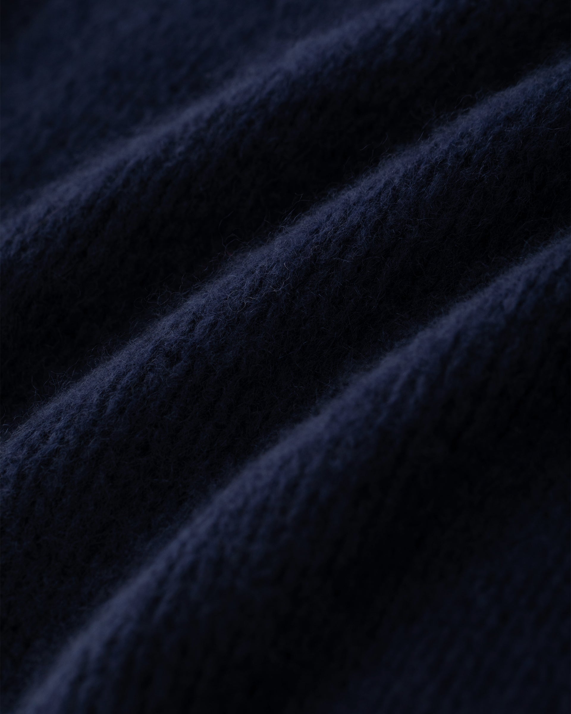 Damen Pullover aus 75 % Kaschmir und 25 % Seide in French Navy – glatt gestrickter Pullover in grober Strickqualität mit oversized Passform in langer, weiter Silhouette, hohem Stehkragen in Rippstruktur, überschnittener Schulter mit nach hinten verlegter Schulternaht sowie langen, weiten Ärmeln. Ärmelbündchen und Saum sind in Rippstruktur gearbeitet und verleihen dem Modell einen modernen, markanten Look.
