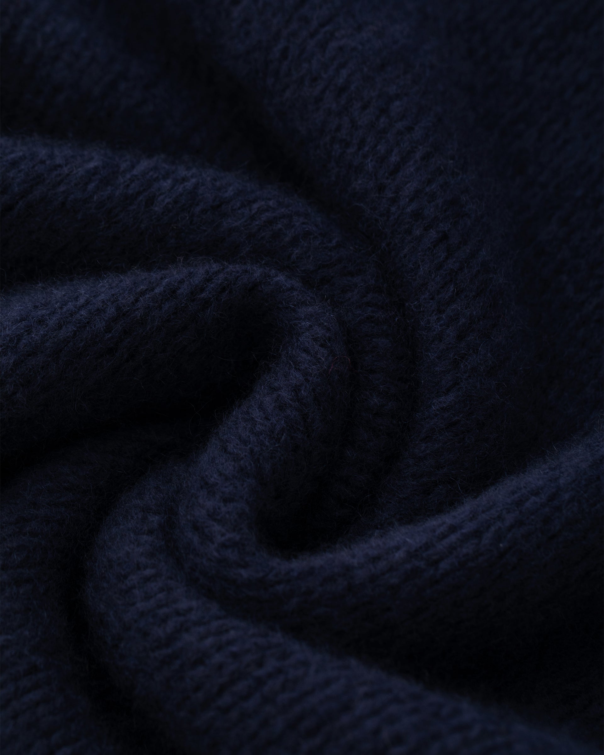 Damen Pullover aus 75 % Kaschmir und 25 % Seide in French Navy – glatt gestrickter Pullover in grober Strickqualität mit oversized Passform in langer, weiter Silhouette, hohem Stehkragen in Rippstruktur, überschnittener Schulter mit nach hinten verlegter Schulternaht sowie langen, weiten Ärmeln. Ärmelbündchen und Saum sind in Rippstruktur gearbeitet und verleihen dem Modell einen modernen, markanten Look.
