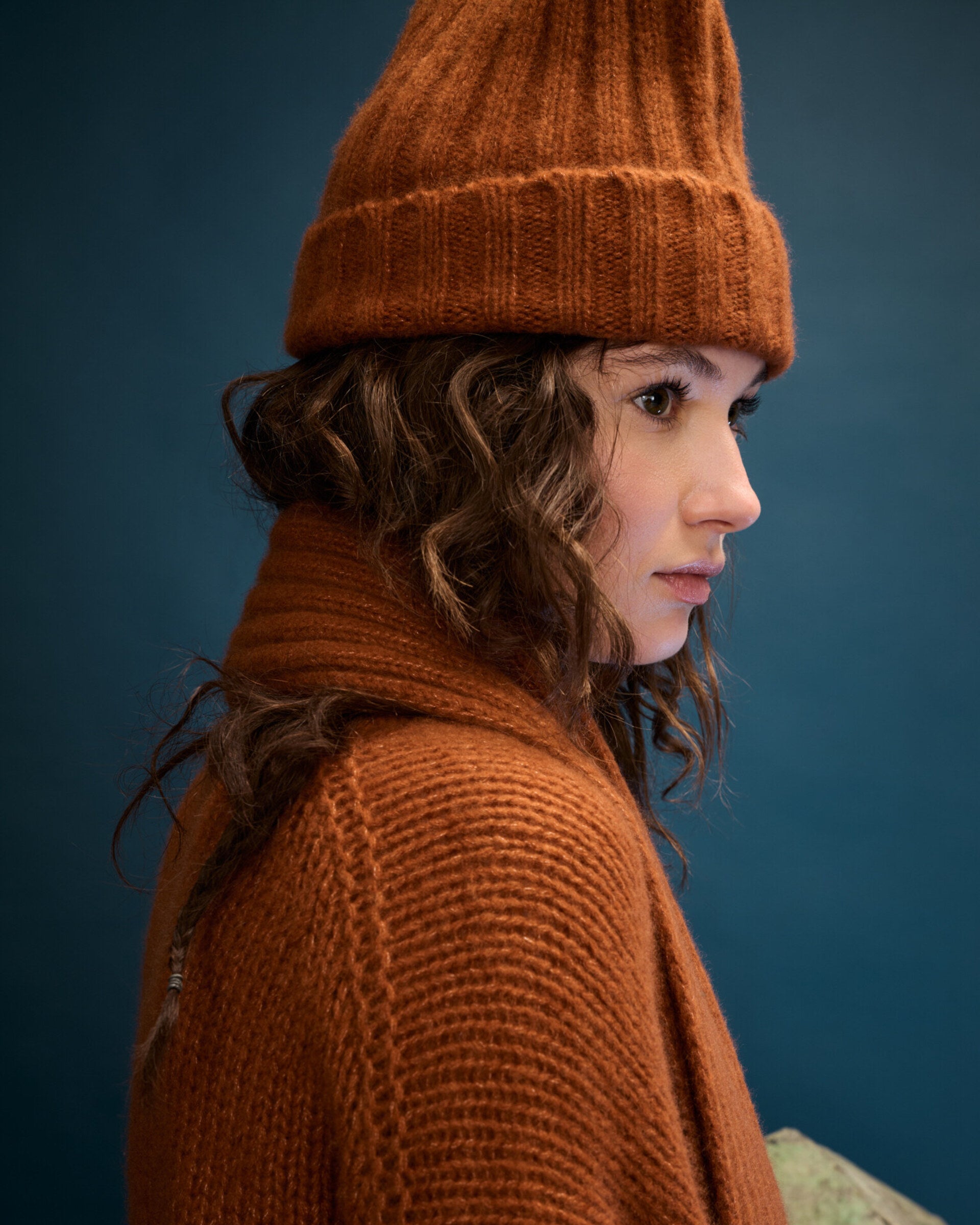 Damen Pullover aus 75 % Kaschmir und 25 % Seide in Bronze – glatt gestrickter Pullover in grober Strickqualität mit oversized Passform in langer, weiter Silhouette, hohem Stehkragen in Rippstruktur, überschnittener Schulter mit nach hinten verlegter Schulternaht sowie langen, weiten Ärmeln. Ärmelbündchen und Saum sind in Rippstruktur gearbeitet und verleihen dem Modell einen modernen, markanten Look.
