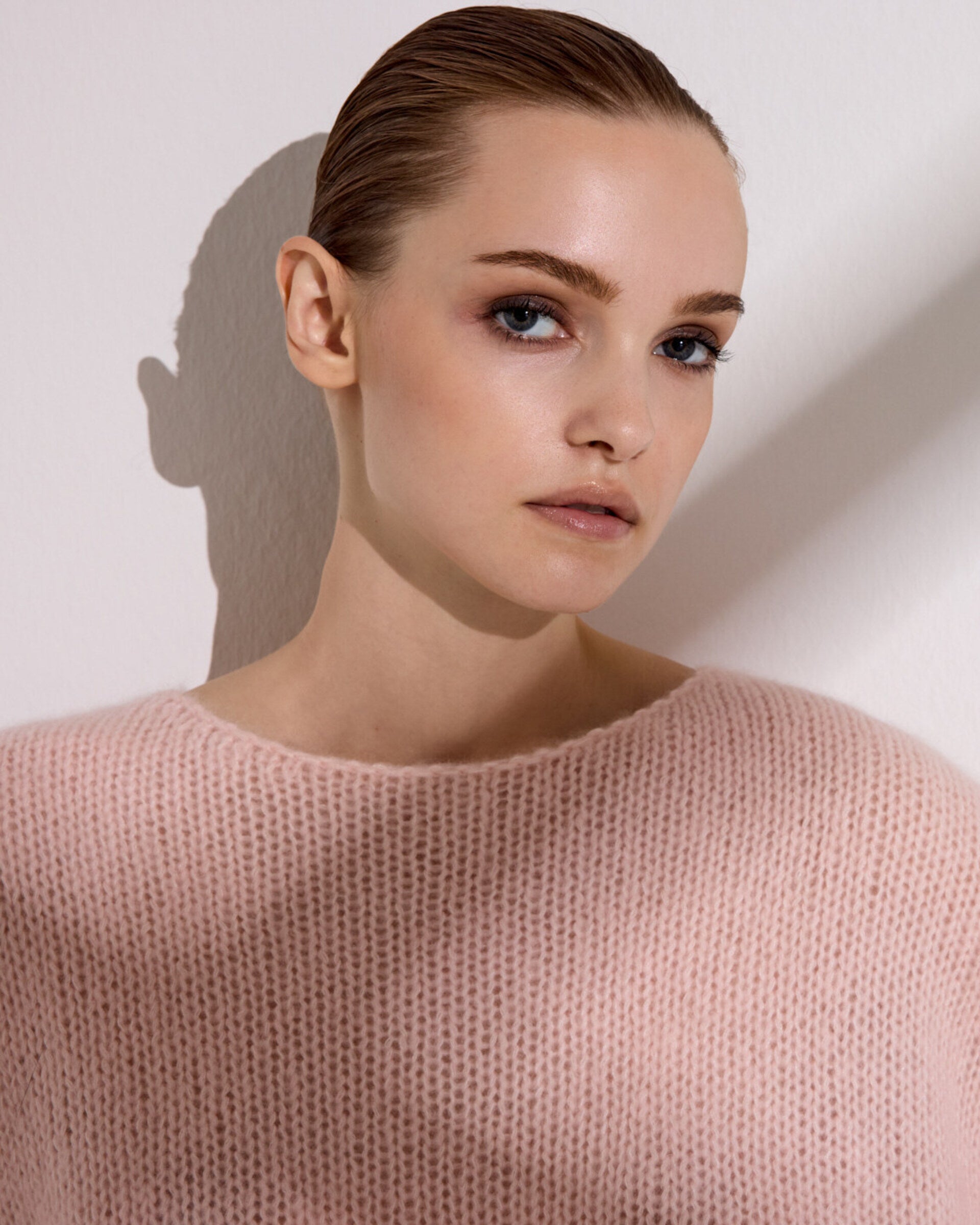 Damen Pullover in cherry blossom (hellorange) aus Kaschmir-Seide – grob, glatt und locker gestrickt mit dekorativem Lochmuster oberhalb der Ärmel, oversized Passform, U-Boot-Ausschnitt, überschnittene Schultern sowie lange, weite Ärmel.