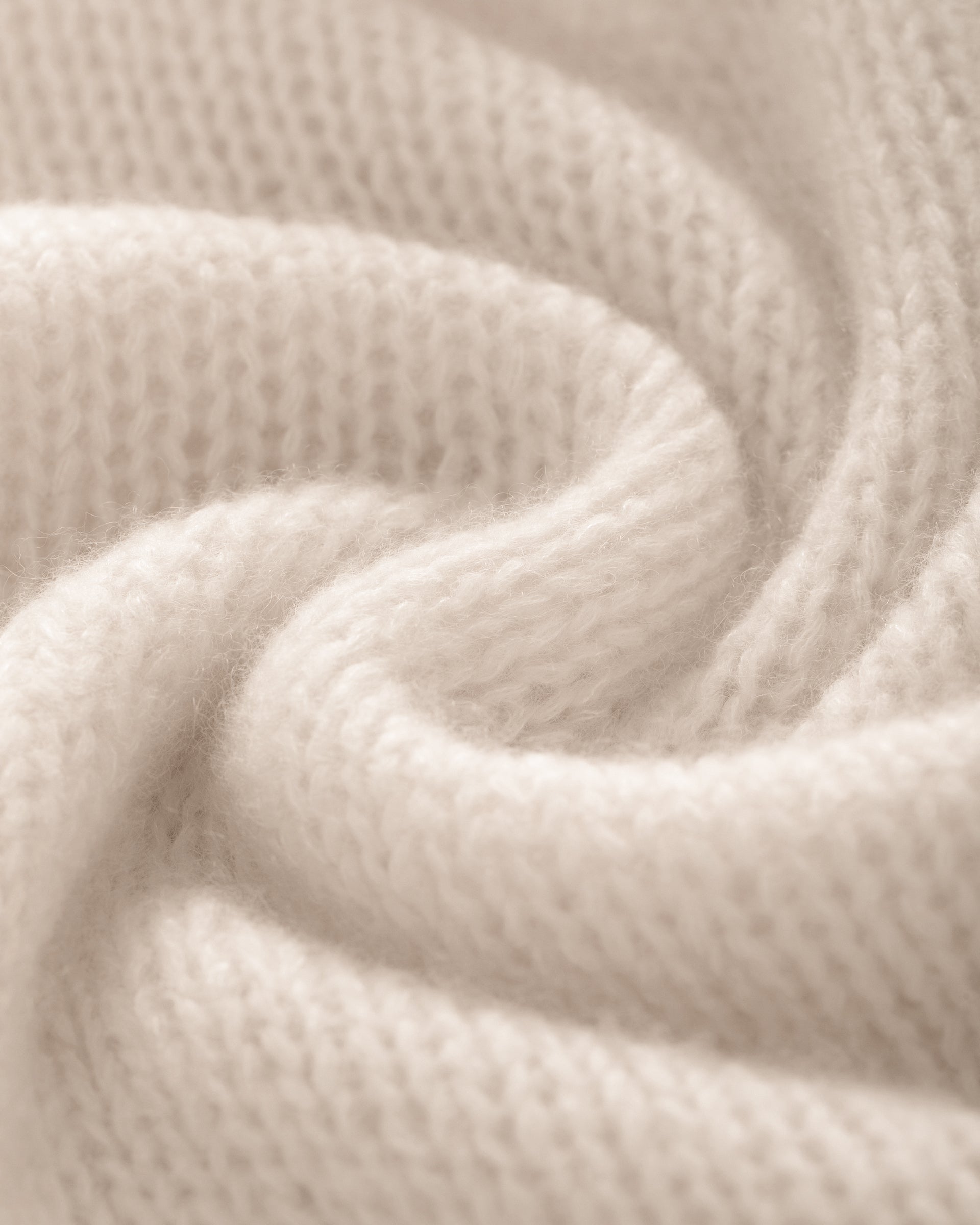 Damen Pullover in lunar (creme) aus Kaschmir-Seide – grob, glatt und locker gestrickt mit dekorativem Lochmuster oberhalb der Ärmel, oversized Passform, U-Boot-Ausschnitt, überschnittene Schultern sowie lange, weite Ärmel.