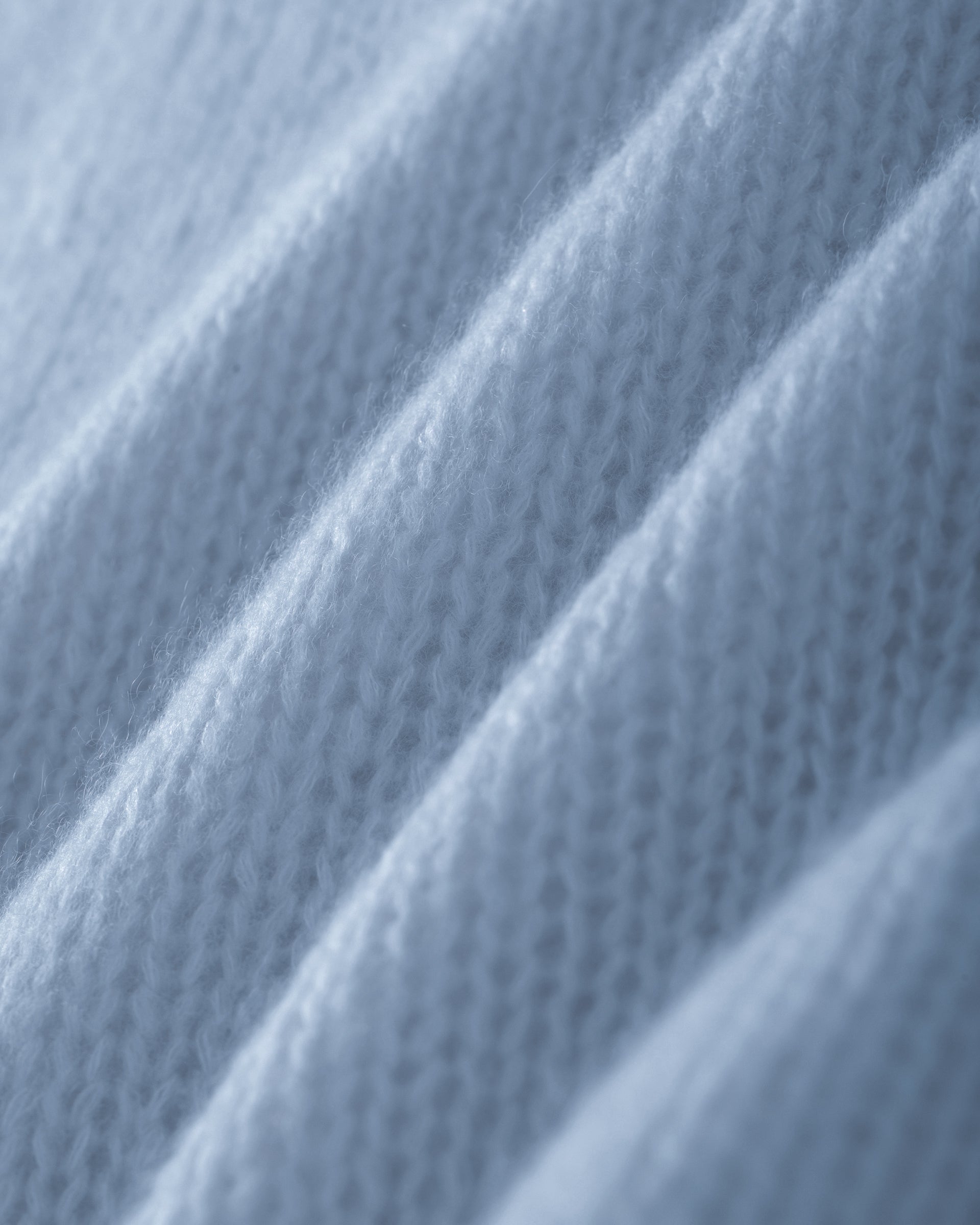 Damen Pullover in sky blue (blau) aus Kaschmir-Seide – grob, glatt und locker gestrickt mit dekorativem Lochmuster oberhalb der Ärmel, oversized Passform, U-Boot-Ausschnitt, überschnittene Schultern sowie lange, weite Ärmel.