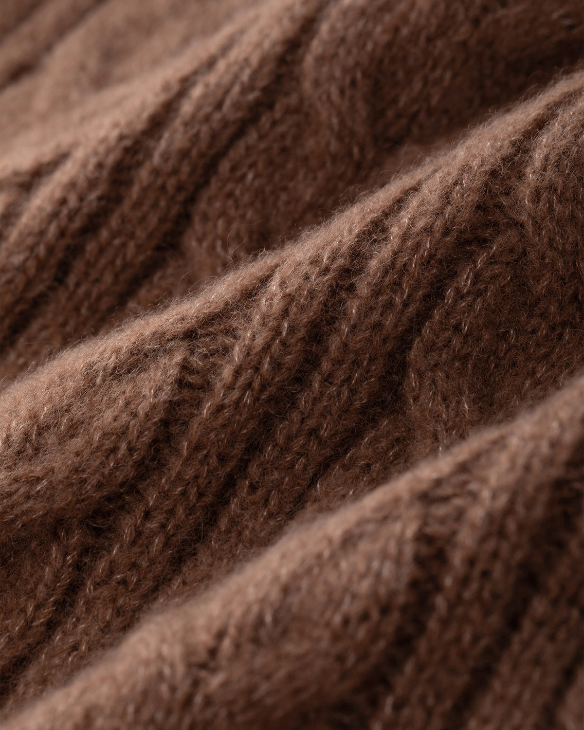 Damen Strickrock aus 75 % Kaschmir und 25 % Seide in Maple – Strickrock mit Zopfstrickmuster in mittelschwerer Qualität mit figurbetonter, gerade geschnittener Passform und Midi-Länge. Das Modell verfügt über einen Taillenbund mit Gummizug sowie einen Saum in Rippstruktur und verbindet zeitlose Eleganz mit hohem Tragekomfort. 