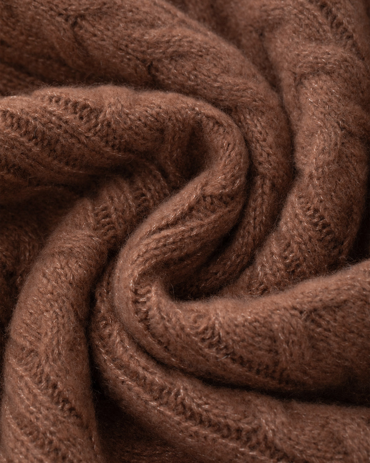 Damen Strickrock aus 75 % Kaschmir und 25 % Seide in Maple – Strickrock mit Zopfstrickmuster in mittelschwerer Qualität mit figurbetonter, gerade geschnittener Passform und Midi-Länge. Das Modell verfügt über einen Taillenbund mit Gummizug sowie einen Saum in Rippstruktur und verbindet zeitlose Eleganz mit hohem Tragekomfort. 