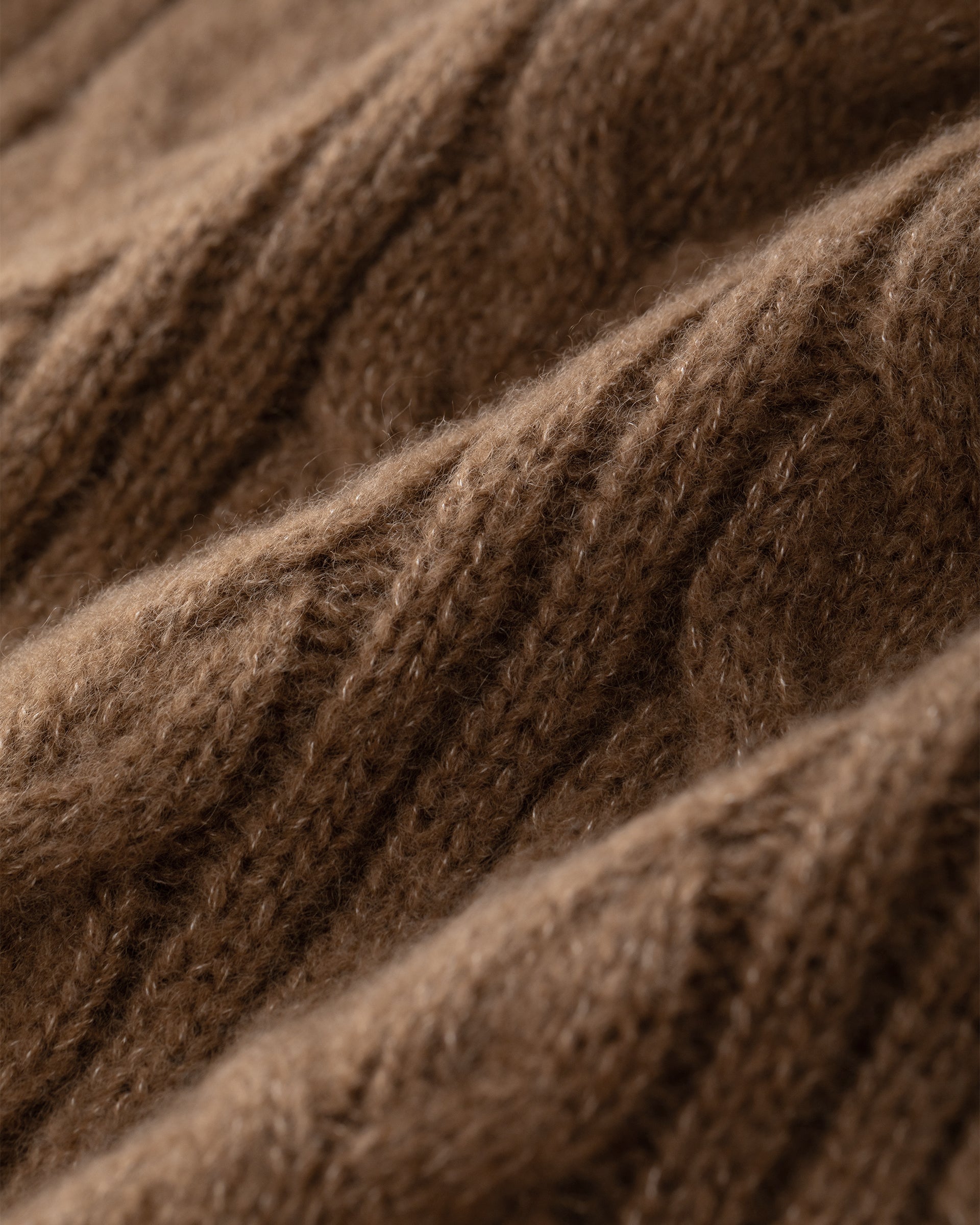 Damen Strickrock aus 75 % Kaschmir und 25 % Seide in Vintage Cocoa – Strickrock mit Zopfstrickmuster in mittelschwerer Qualität mit figurbetonter, gerade geschnittener Passform und Midi-Länge. Das Modell verfügt über einen Taillenbund mit Gummizug sowie einen Saum in Rippstruktur und verbindet zeitlose Eleganz mit hohem Tragekomfort. 