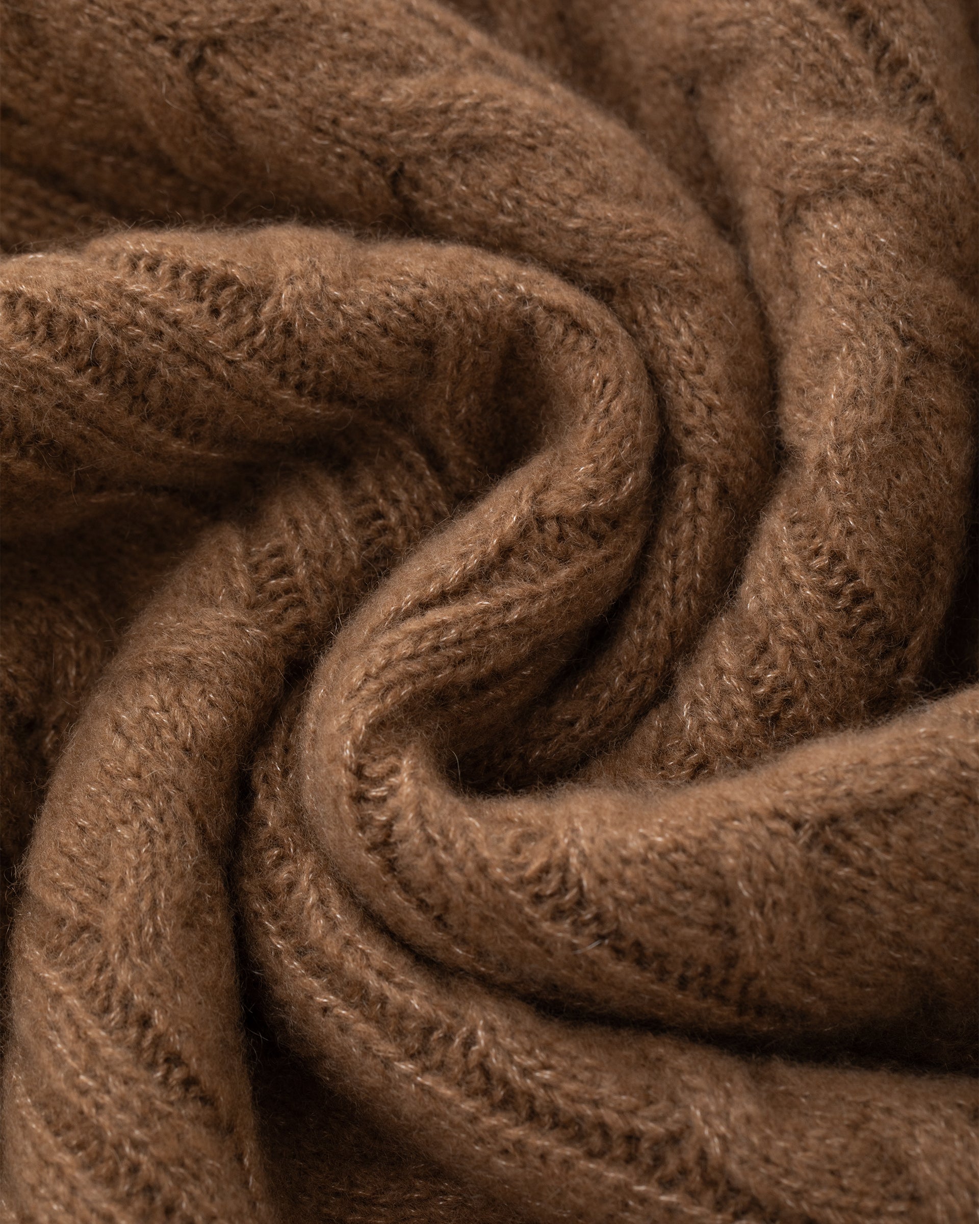 Damen Strickrock aus 75 % Kaschmir und 25 % Seide in Vintage Cocoa – Strickrock mit Zopfstrickmuster in mittelschwerer Qualität mit figurbetonter, gerade geschnittener Passform und Midi-Länge. Das Modell verfügt über einen Taillenbund mit Gummizug sowie einen Saum in Rippstruktur und verbindet zeitlose Eleganz mit hohem Tragekomfort. 