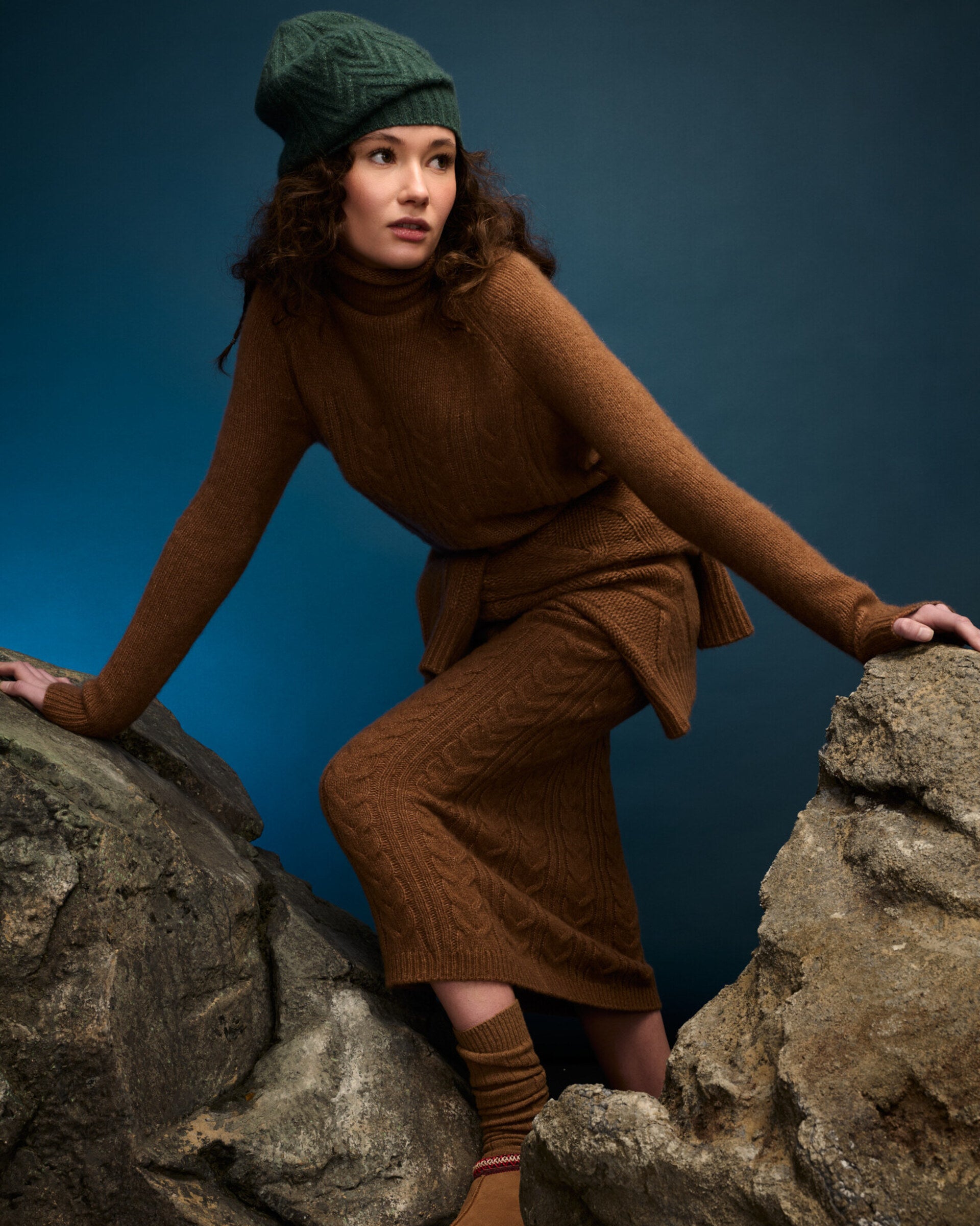 Damen Strickrock aus 75 % Kaschmir und 25 % Seide in Vintage Cocoa – Strickrock mit Zopfstrickmuster in mittelschwerer Qualität mit figurbetonter, gerade geschnittener Passform und Midi-Länge. Das Modell verfügt über einen Taillenbund mit Gummizug sowie einen Saum in Rippstruktur und verbindet zeitlose Eleganz mit hohem Tragekomfort. 