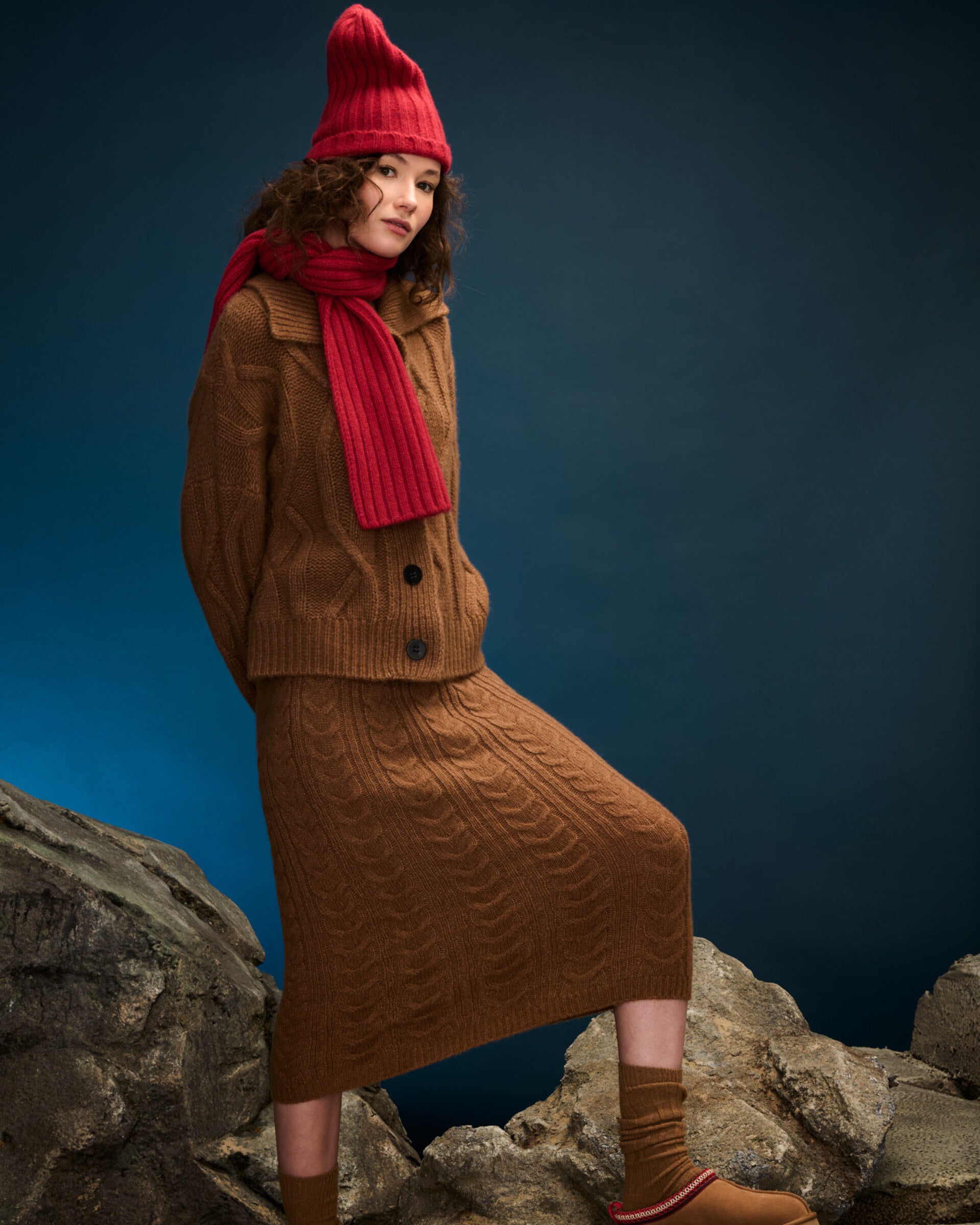 Damen Strickrock aus 75 % Kaschmir und 25 % Seide in Vintage Cocoa – Strickrock mit Zopfstrickmuster in mittelschwerer Qualität mit figurbetonter, gerade geschnittener Passform und Midi-Länge. Das Modell verfügt über einen Taillenbund mit Gummizug sowie einen Saum in Rippstruktur und verbindet zeitlose Eleganz mit hohem Tragekomfort. 