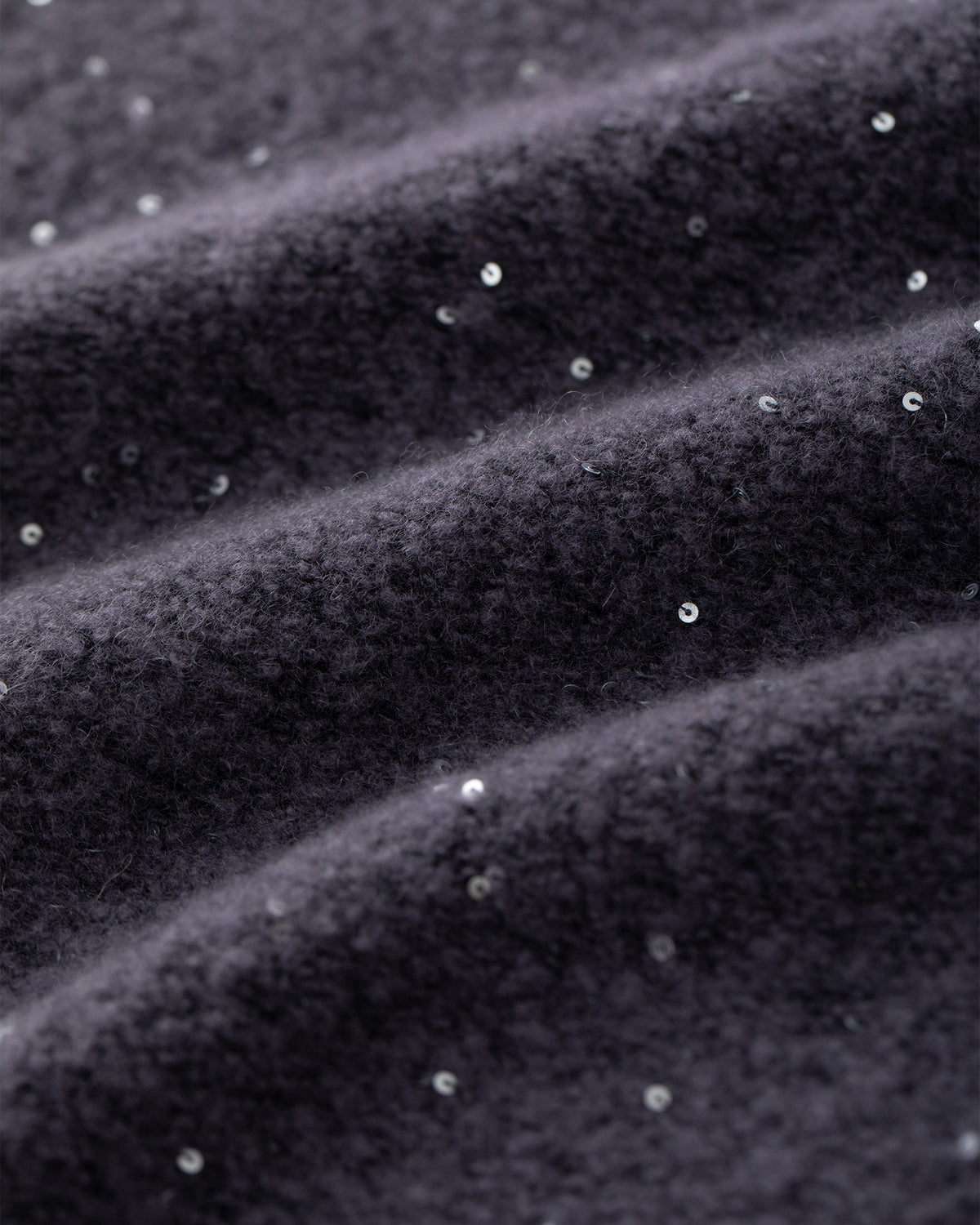 Damen Strickrock aus 56 % Kaschmir, 28 % Baumwolle, 12 % Polyamid, 2 % Elastan und 2 % Pailletten in Graphite Grey – links gestrickter Rock in mittelschwerer Qualität mit figurbetonter A-Linie und Midi-Länge. Das Modell verfügt über einen Taillenbund mit Gummizug. Dezent eingearbeitete Pailletten verleihen dem Rock einen eleganten, schimmernden Akzent.
