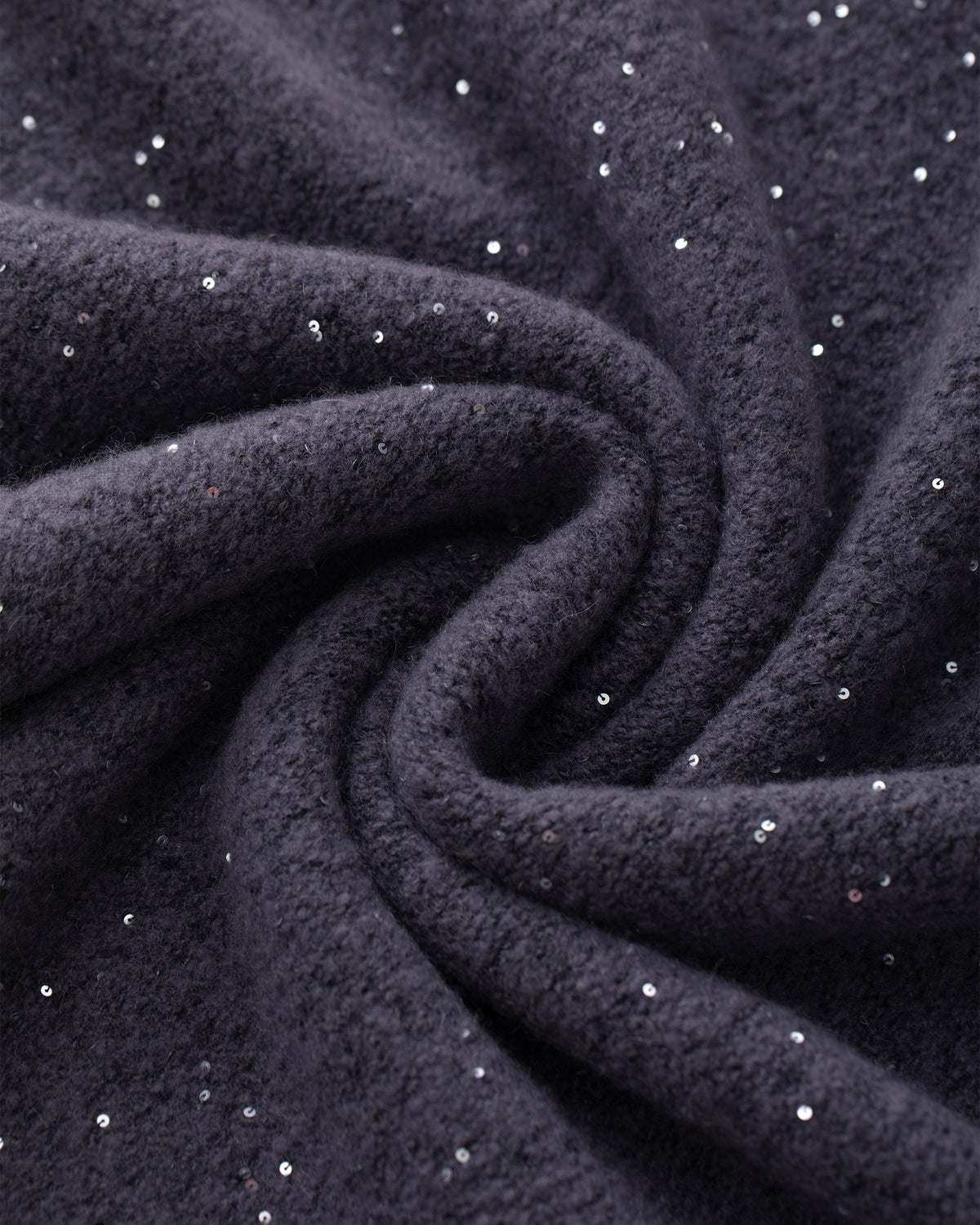 Damen Strickrock aus 56 % Kaschmir, 28 % Baumwolle, 12 % Polyamid, 2 % Elastan und 2 % Pailletten in Graphite Grey – links gestrickter Rock in mittelschwerer Qualität mit figurbetonter A-Linie und Midi-Länge. Das Modell verfügt über einen Taillenbund mit Gummizug. Dezent eingearbeitete Pailletten verleihen dem Rock einen eleganten, schimmernden Akzent.
