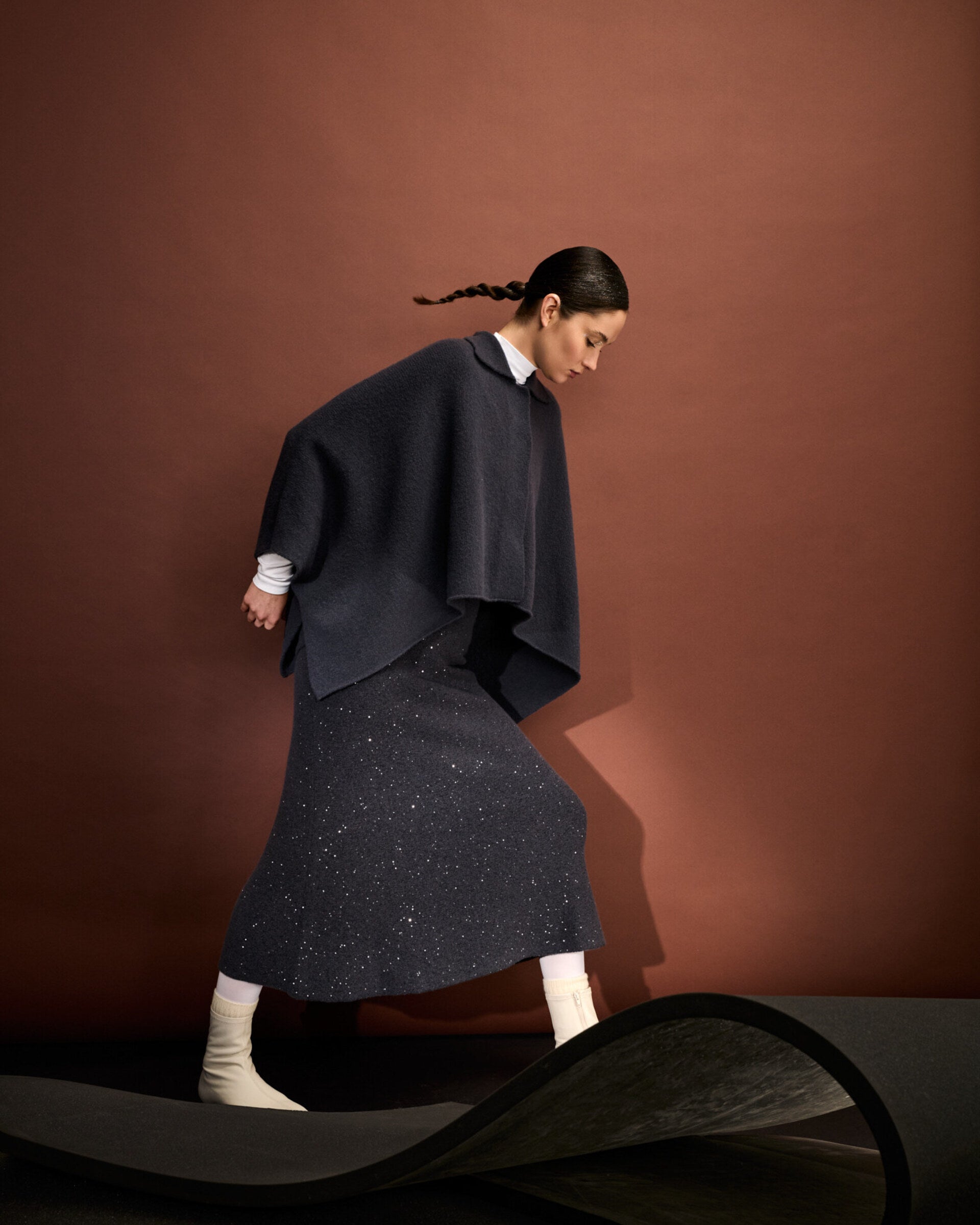 Damen Strickrock aus 56 % Kaschmir, 28 % Baumwolle, 12 % Polyamid, 2 % Elastan und 2 % Pailletten in Graphite Grey – links gestrickter Rock in mittelschwerer Qualität mit figurbetonter A-Linie und Midi-Länge. Das Modell verfügt über einen Taillenbund mit Gummizug. Dezent eingearbeitete Pailletten verleihen dem Rock einen eleganten, schimmernden Akzent.
