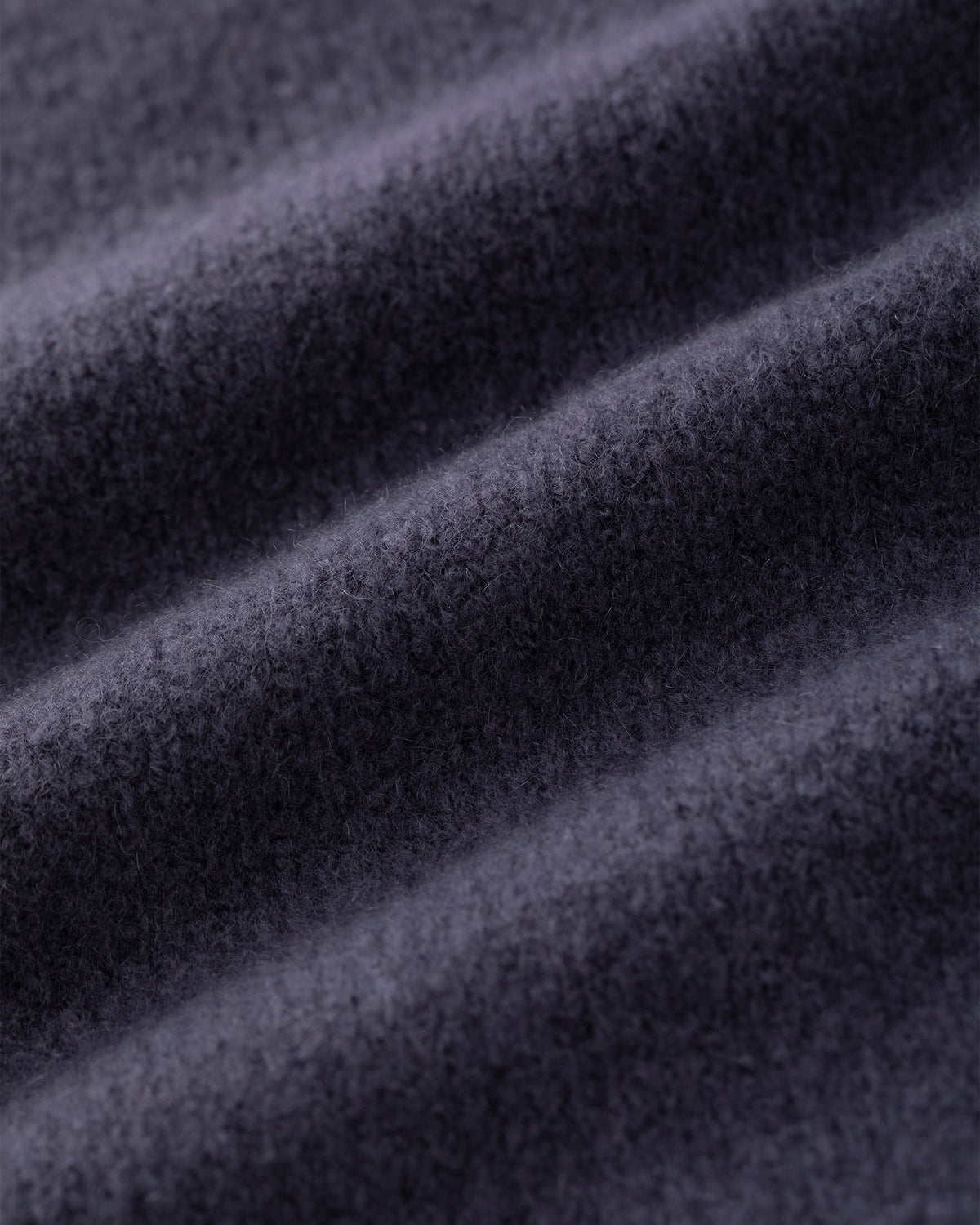 Damen Jacke aus 80 % Kaschmir, 18 % Polyamid und 2 % Elastan in Graphite Grey – glatt gestrickte Jacke in mittelschwerer Qualität mit gefilzter, besonders elastischer Oberfläche. Das Modell verfügt über einen Kragen und wird mit Druckknöpfen geschlossen. Die moderne, kastige Silhouette verleiht der Jacke einen zeitlosen und vielseitigen Look.