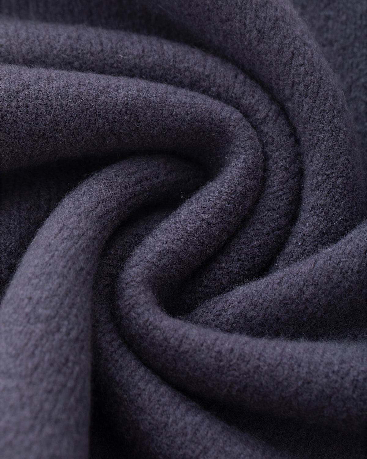 Damen Jacke aus 80 % Kaschmir, 18 % Polyamid und 2 % Elastan in Graphite Grey – glatt gestrickte Jacke in mittelschwerer Qualität mit gefilzter, besonders elastischer Oberfläche. Das Modell verfügt über einen Kragen und wird mit Druckknöpfen geschlossen. Die moderne, kastige Silhouette verleiht der Jacke einen zeitlosen und vielseitigen Look.