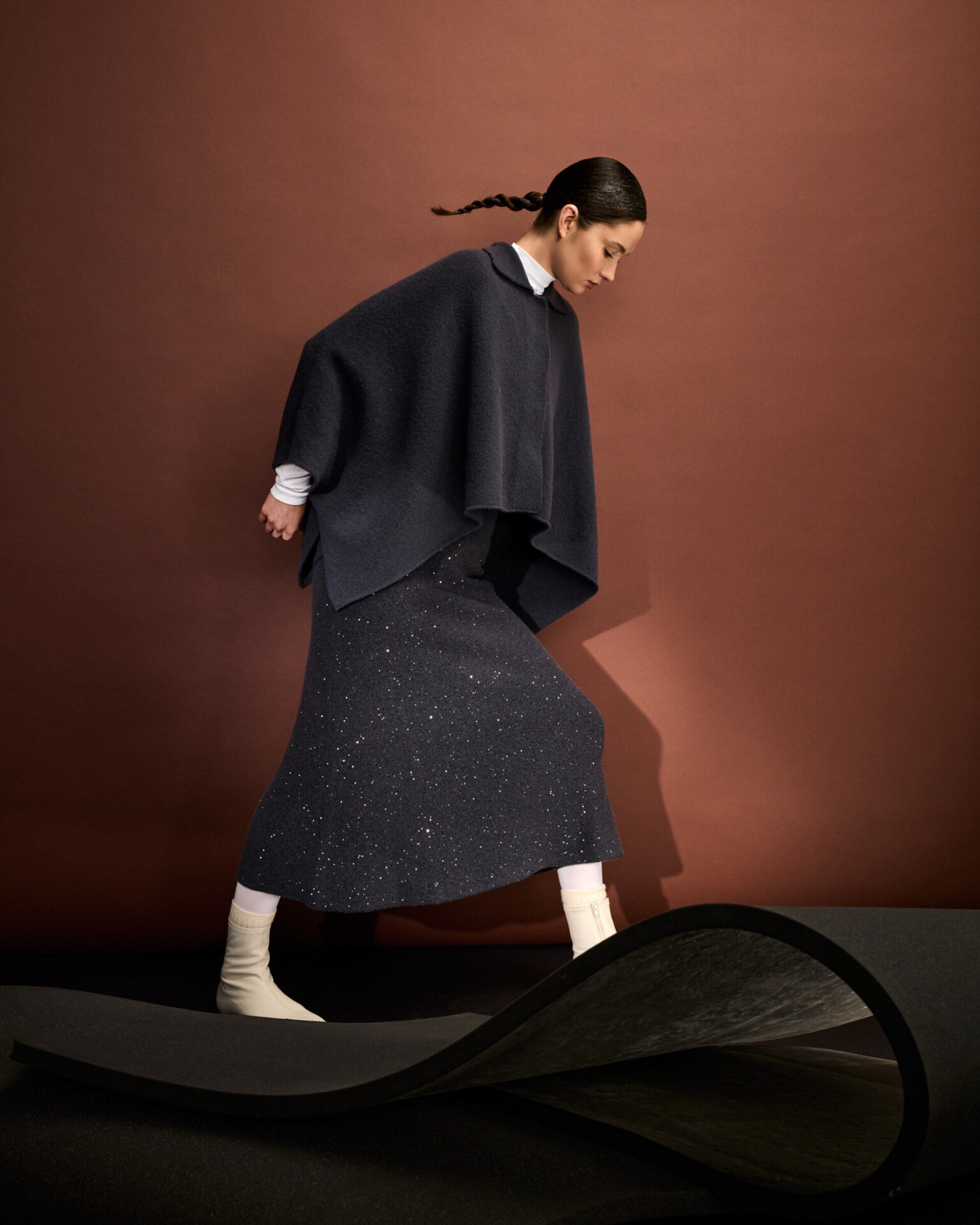 Damen Jacke aus 80 % Kaschmir, 18 % Polyamid und 2 % Elastan in Graphite Grey – glatt gestrickte Jacke in mittelschwerer Qualität mit gefilzter, besonders elastischer Oberfläche. Das Modell verfügt über einen Kragen und wird mit Druckknöpfen geschlossen. Die moderne, kastige Silhouette verleiht der Jacke einen zeitlosen und vielseitigen Look.
