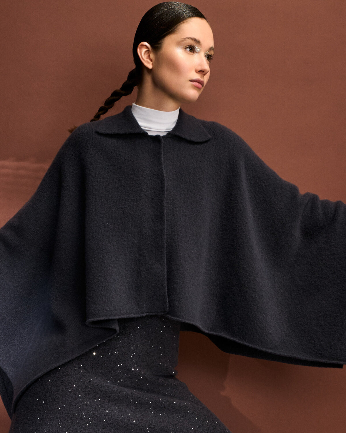 Damen Jacke aus 80 % Kaschmir, 18 % Polyamid und 2 % Elastan in Graphite Grey – glatt gestrickte Jacke in mittelschwerer Qualität mit gefilzter, besonders elastischer Oberfläche. Das Modell verfügt über einen Kragen und wird mit Druckknöpfen geschlossen. Die moderne, kastige Silhouette verleiht der Jacke einen zeitlosen und vielseitigen Look.
