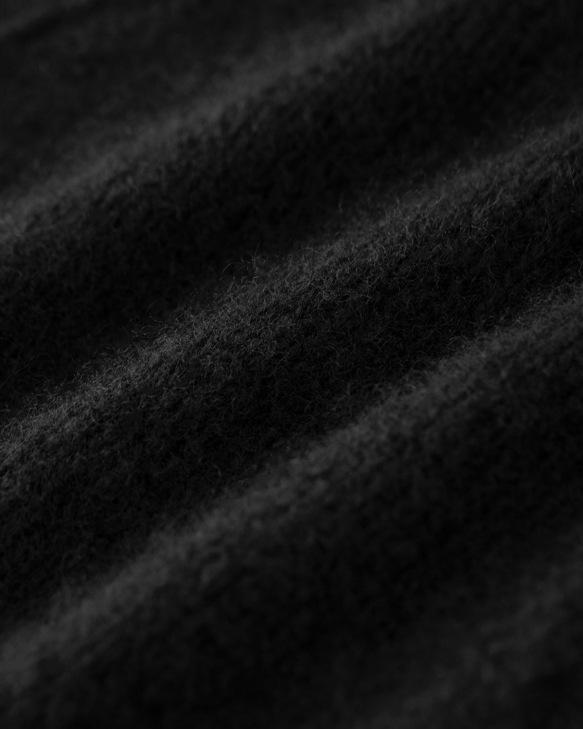 Damen Cardigan aus 75 % Kaschmir und 25 % Seide in Black – glatt gestrickter Cardigan in mittelschwerer Qualität mit kastiger Form in breiter, kurzer Silhouette. Das Modell verfügt über überschnittene Schultern, Hornknöpfe und lange, relaxte Ärmel. Saum und Ärmelbündchen sind in Rippstruktur gearbeitet und verleihen dem Cardigan einen modernen, lässigen Look.
