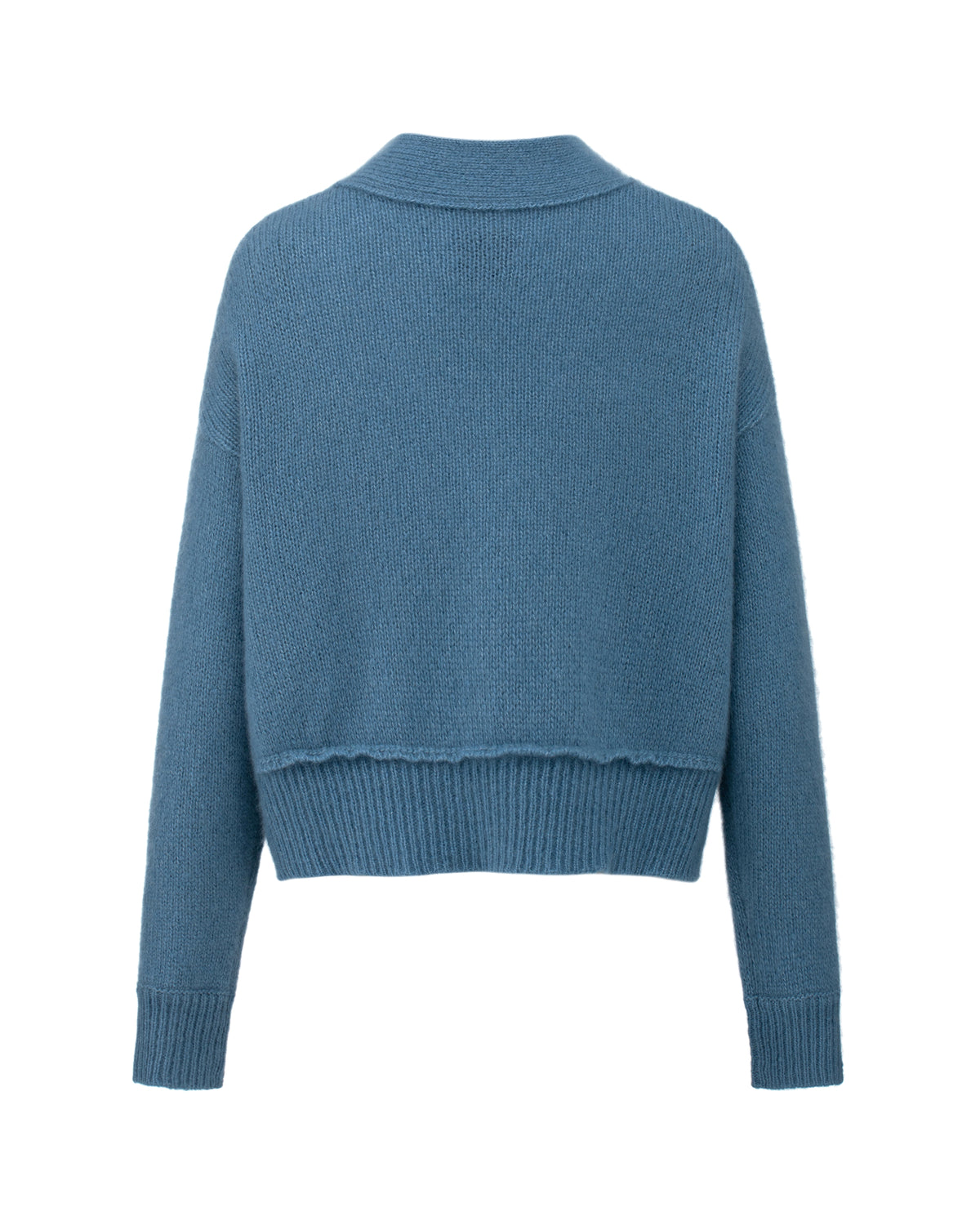 Damen Cardigan aus 75 % Kaschmir und 25 % Seide in Blue Fog – glatt gestrickter Cardigan in mittelschwerer Qualität mit kastiger Form in breiter, kurzer Silhouette. Das Modell verfügt über überschnittene Schultern, Hornknöpfe und lange, relaxte Ärmel. Saum und Ärmelbündchen sind in Rippstruktur gearbeitet und verleihen dem Cardigan einen modernen, lässigen Look.