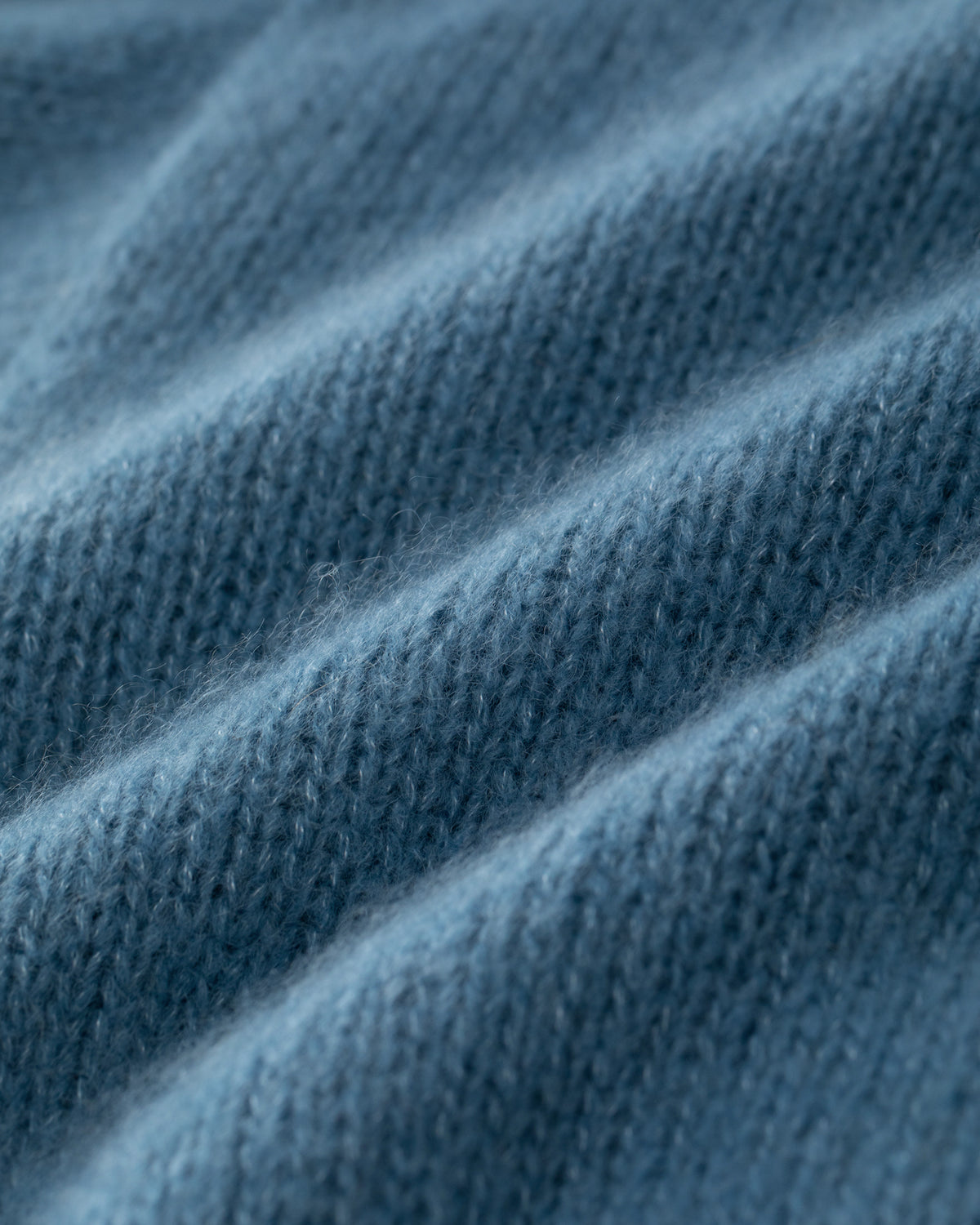 Damen Cardigan aus 75 % Kaschmir und 25 % Seide in Blue Fog – glatt gestrickter Cardigan in mittelschwerer Qualität mit kastiger Form in breiter, kurzer Silhouette. Das Modell verfügt über überschnittene Schultern, Hornknöpfe und lange, relaxte Ärmel. Saum und Ärmelbündchen sind in Rippstruktur gearbeitet und verleihen dem Cardigan einen modernen, lässigen Look.