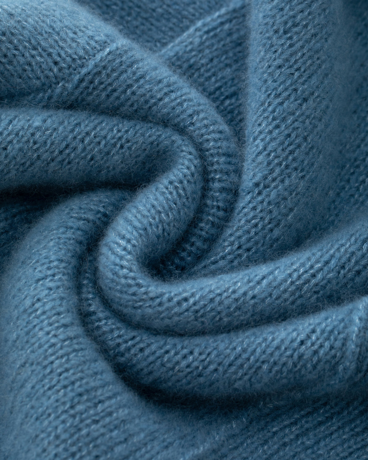 Damen Cardigan aus 75 % Kaschmir und 25 % Seide in Blue Fog – glatt gestrickter Cardigan in mittelschwerer Qualität mit kastiger Form in breiter, kurzer Silhouette. Das Modell verfügt über überschnittene Schultern, Hornknöpfe und lange, relaxte Ärmel. Saum und Ärmelbündchen sind in Rippstruktur gearbeitet und verleihen dem Cardigan einen modernen, lässigen Look.