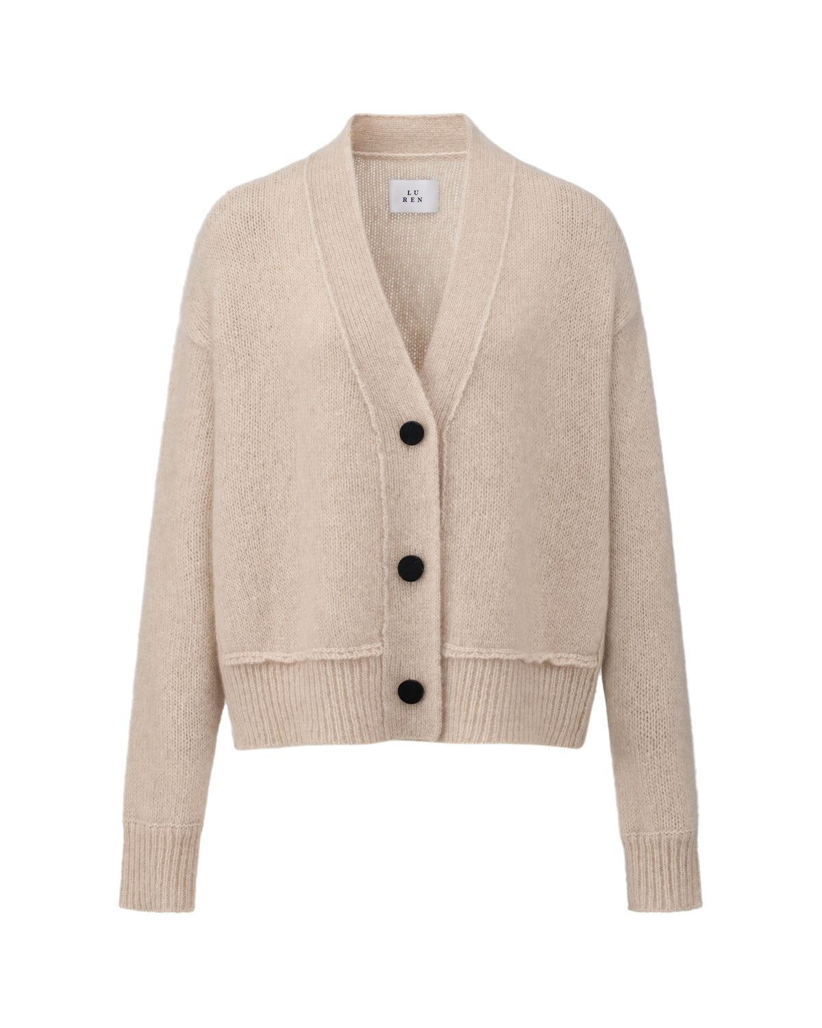 Damen Cardigan aus 75 % Kaschmir und 25 % Seide in Wheat – glatt gestrickter Cardigan in mittelschwerer Qualität mit kastiger Form in breiter, kurzer Silhouette. Das Modell verfügt über überschnittene Schultern, Hornknöpfe und lange, relaxte Ärmel. Saum und Ärmelbündchen sind in Rippstruktur gearbeitet und verleihen dem Cardigan einen modernen, lässigen Look.