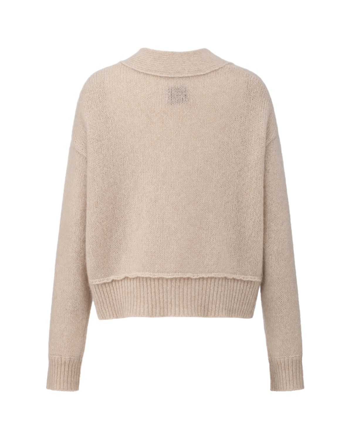 Damen Cardigan aus 75 % Kaschmir und 25 % Seide in Wheat – glatt gestrickter Cardigan in mittelschwerer Qualität mit kastiger Form in breiter, kurzer Silhouette. Das Modell verfügt über überschnittene Schultern, Hornknöpfe und lange, relaxte Ärmel. Saum und Ärmelbündchen sind in Rippstruktur gearbeitet und verleihen dem Cardigan einen modernen, lässigen Look.