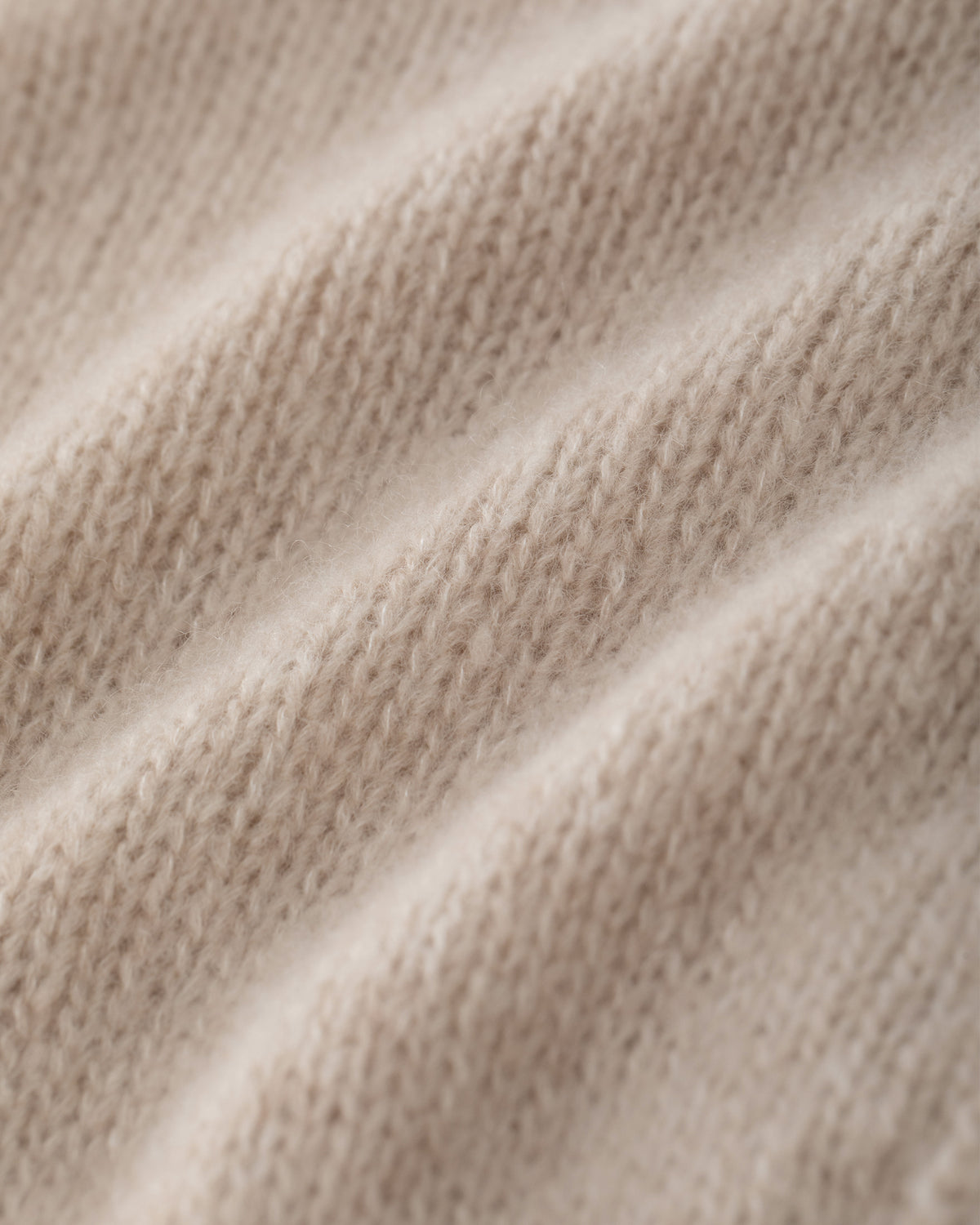 Damen Cardigan aus 75 % Kaschmir und 25 % Seide in Wheat – glatt gestrickter Cardigan in mittelschwerer Qualität mit kastiger Form in breiter, kurzer Silhouette. Das Modell verfügt über überschnittene Schultern, Hornknöpfe und lange, relaxte Ärmel. Saum und Ärmelbündchen sind in Rippstruktur gearbeitet und verleihen dem Cardigan einen modernen, lässigen Look.