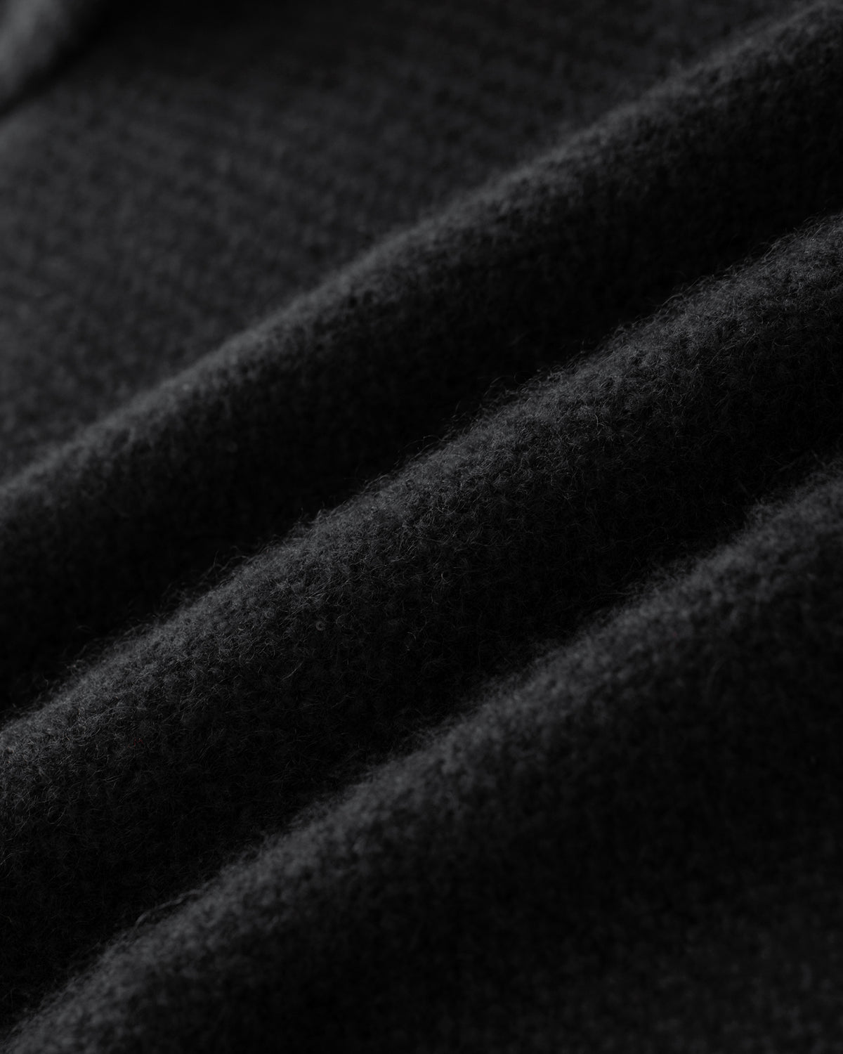Damen Pullover aus 67 % Kaschmir, 32 % Seide und 1 % Pailletten in Black – links gestrickter Pullover in mittelschwerer Qualität mit relaxter Passform, angestricktem, kleinem Stehkragen, klassischer, leicht überschnittener Schulterform sowie langen, relaxten Ärmeln. Dezent eingearbeitete Pailletten verleihen dem Modell einen eleganten, schimmernden Akzent.
