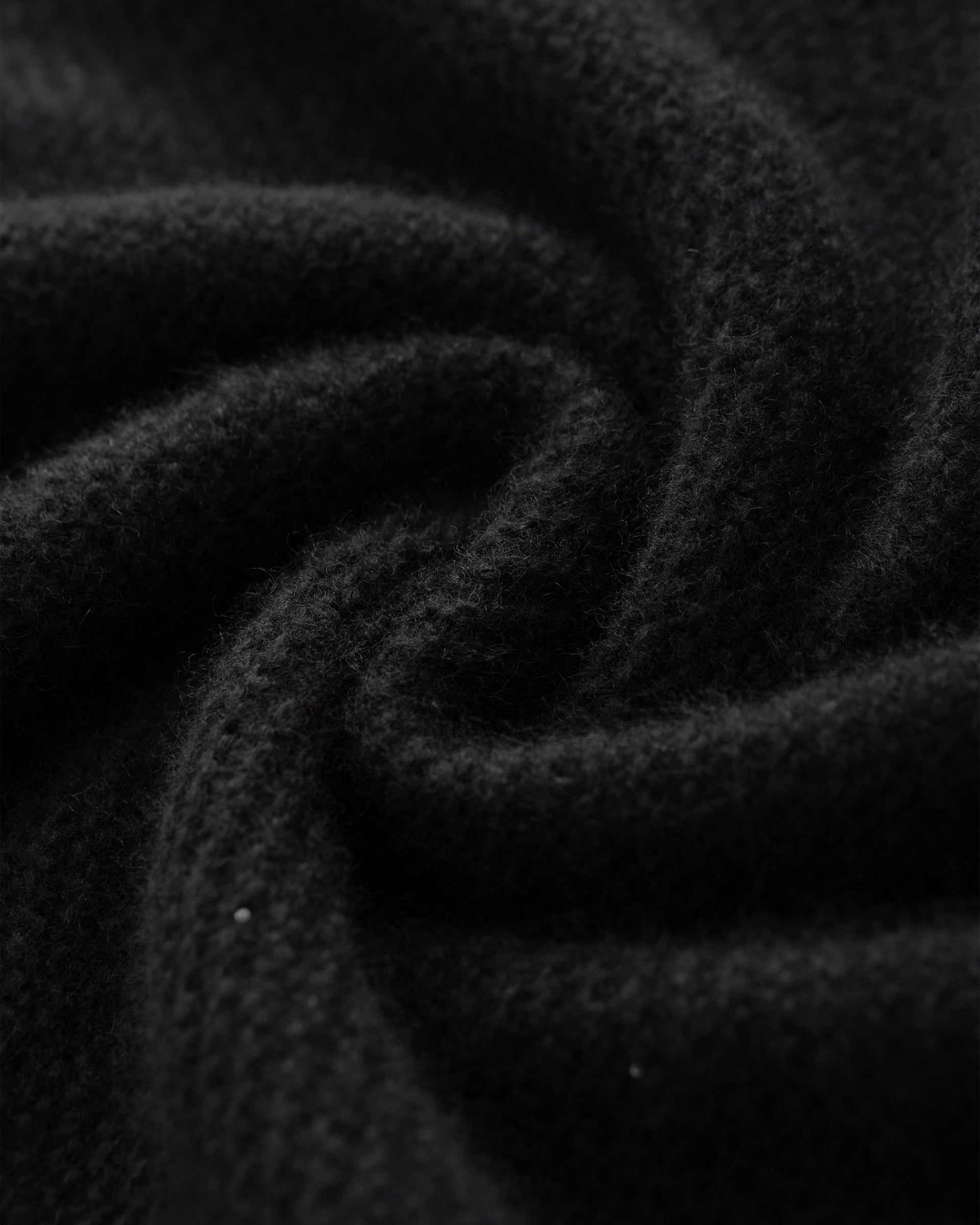 Damen Pullover aus 67 % Kaschmir, 32 % Seide und 1 % Pailletten in Black – links gestrickter Pullover in mittelschwerer Qualität mit relaxter Passform, angestricktem, kleinem Stehkragen, klassischer, leicht überschnittener Schulterform sowie langen, relaxten Ärmeln. Dezent eingearbeitete Pailletten verleihen dem Modell einen eleganten, schimmernden Akzent.
