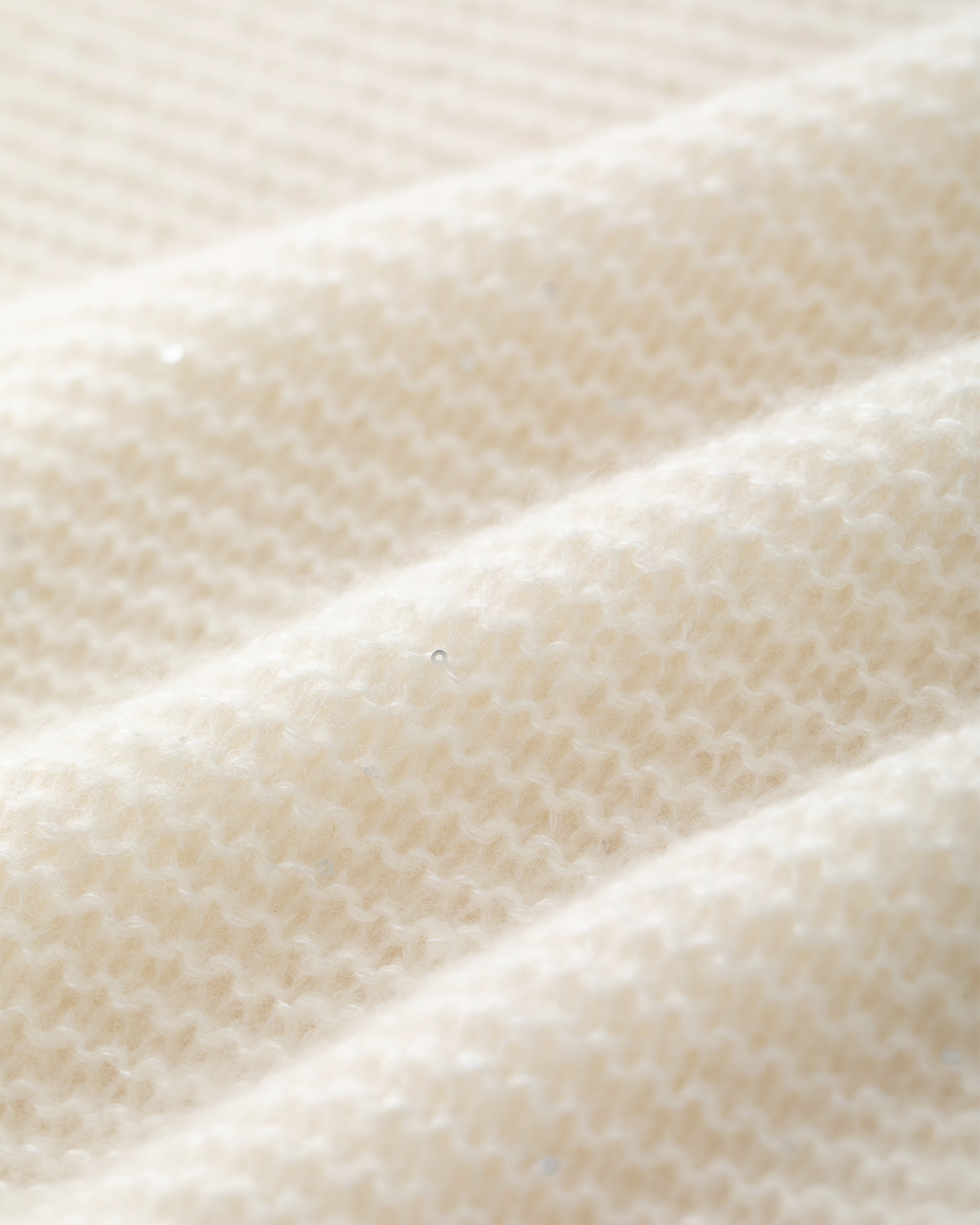 Damen Pullover aus 67 % Kaschmir, 32 % Seide und 1 % Pailletten in Ivory – links gestrickter Pullover in mittelschwerer Qualität mit relaxter Passform, angestricktem, kleinem Stehkragen, klassischer, leicht überschnittener Schulterform sowie langen, relaxten Ärmeln. Dezent eingearbeitete Pailletten verleihen dem Modell einen eleganten, schimmernden Akzent.
