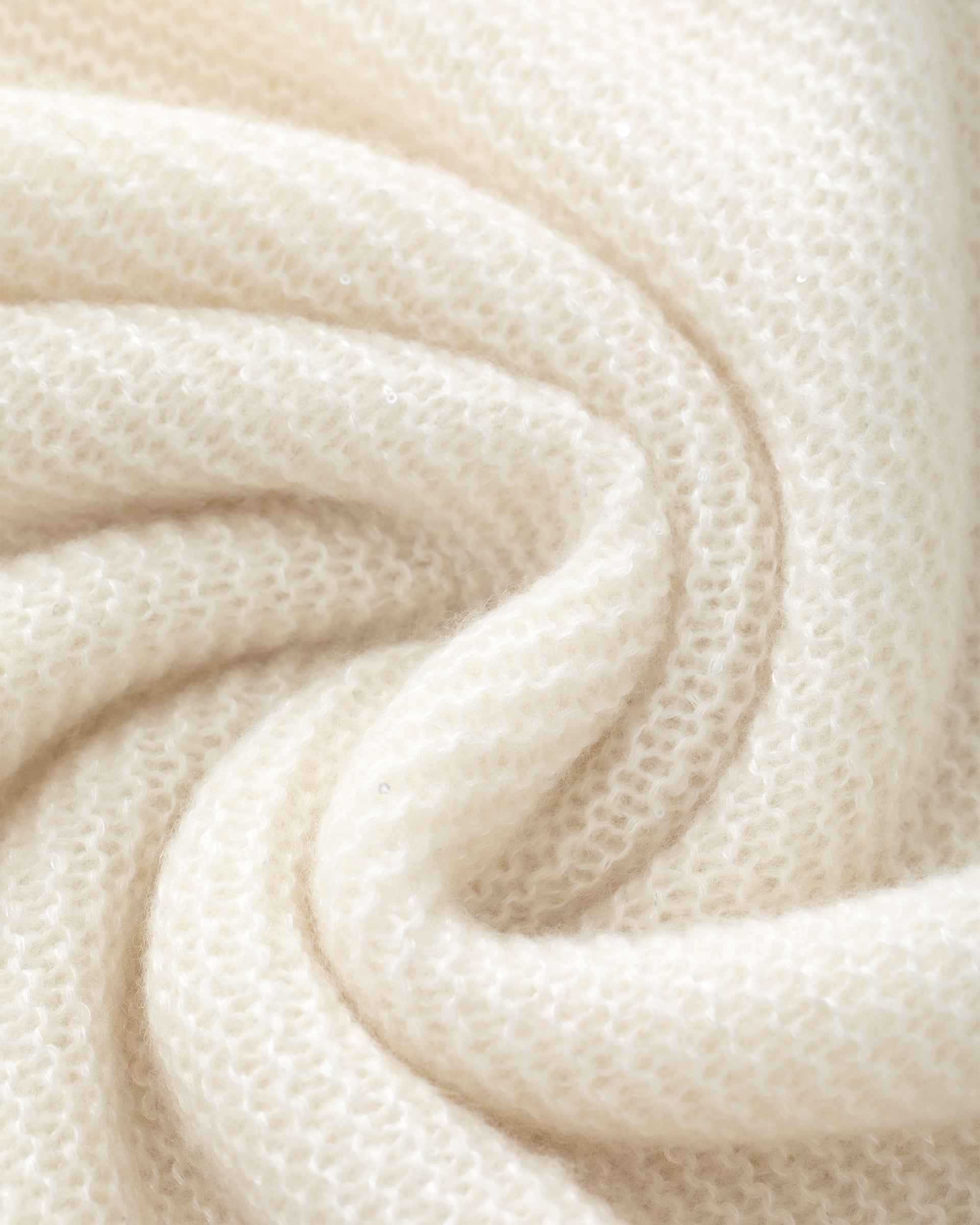 Damen Pullover aus 67 % Kaschmir, 32 % Seide und 1 % Pailletten in Ivory – links gestrickter Pullover in mittelschwerer Qualität mit relaxter Passform, angestricktem, kleinem Stehkragen, klassischer, leicht überschnittener Schulterform sowie langen, relaxten Ärmeln. Dezent eingearbeitete Pailletten verleihen dem Modell einen eleganten, schimmernden Akzent.
