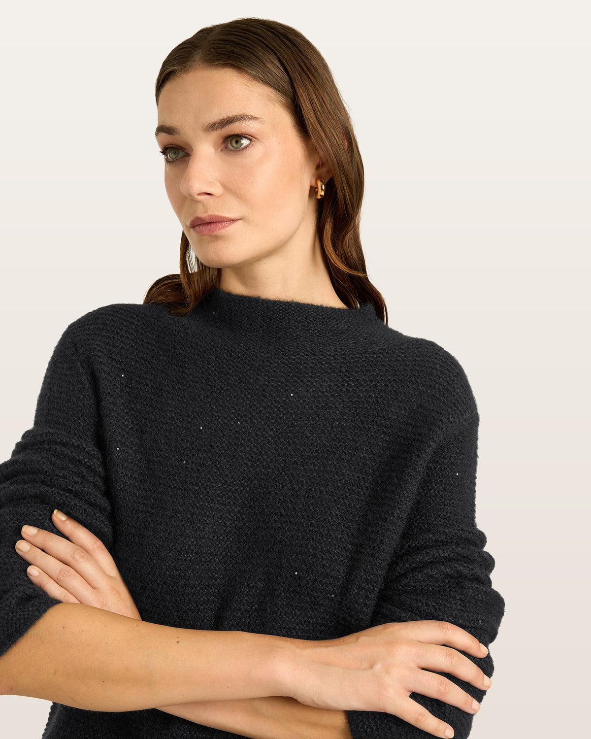 Damen Pullover aus 67 % Kaschmir, 32 % Seide und 1 % Pailletten in Black – links gestrickter Pullover in mittelschwerer Qualität mit relaxter Passform, angestricktem, kleinem Stehkragen, klassischer, leicht überschnittener Schulterform sowie langen, relaxten Ärmeln. Dezent eingearbeitete Pailletten verleihen dem Modell einen eleganten, schimmernden Akzent.
