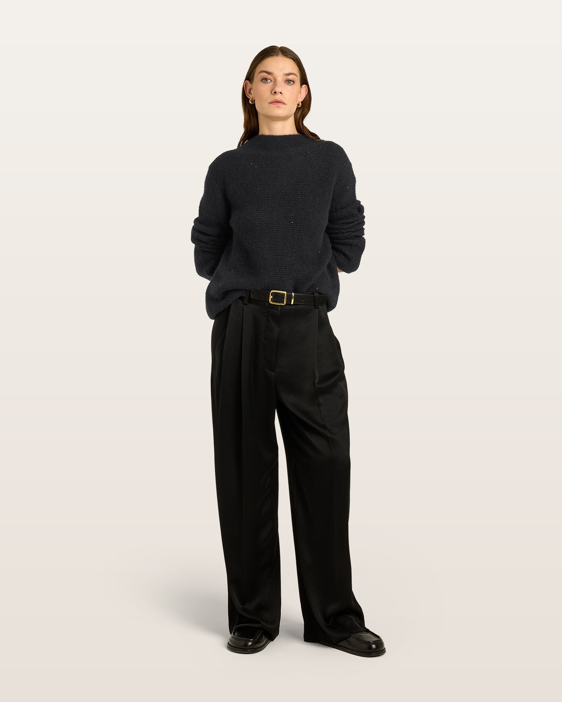 Damen Pullover aus 67 % Kaschmir, 32 % Seide und 1 % Pailletten in Black – links gestrickter Pullover in mittelschwerer Qualität mit relaxter Passform, angestricktem, kleinem Stehkragen, klassischer, leicht überschnittener Schulterform sowie langen, relaxten Ärmeln. Dezent eingearbeitete Pailletten verleihen dem Modell einen eleganten, schimmernden Akzent.
