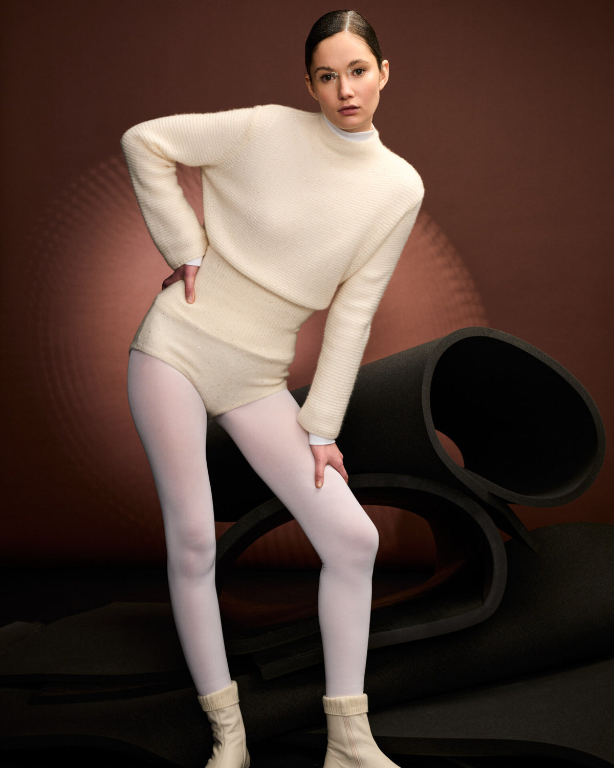 Damen Pullover aus 67 % Kaschmir, 32 % Seide und 1 % Pailletten in Ivory – links gestrickter Pullover in mittelschwerer Qualität mit relaxter Passform, angestricktem, kleinem Stehkragen, klassischer, leicht überschnittener Schulterform sowie langen, relaxten Ärmeln. Dezent eingearbeitete Pailletten verleihen dem Modell einen eleganten, schimmernden Akzent.

