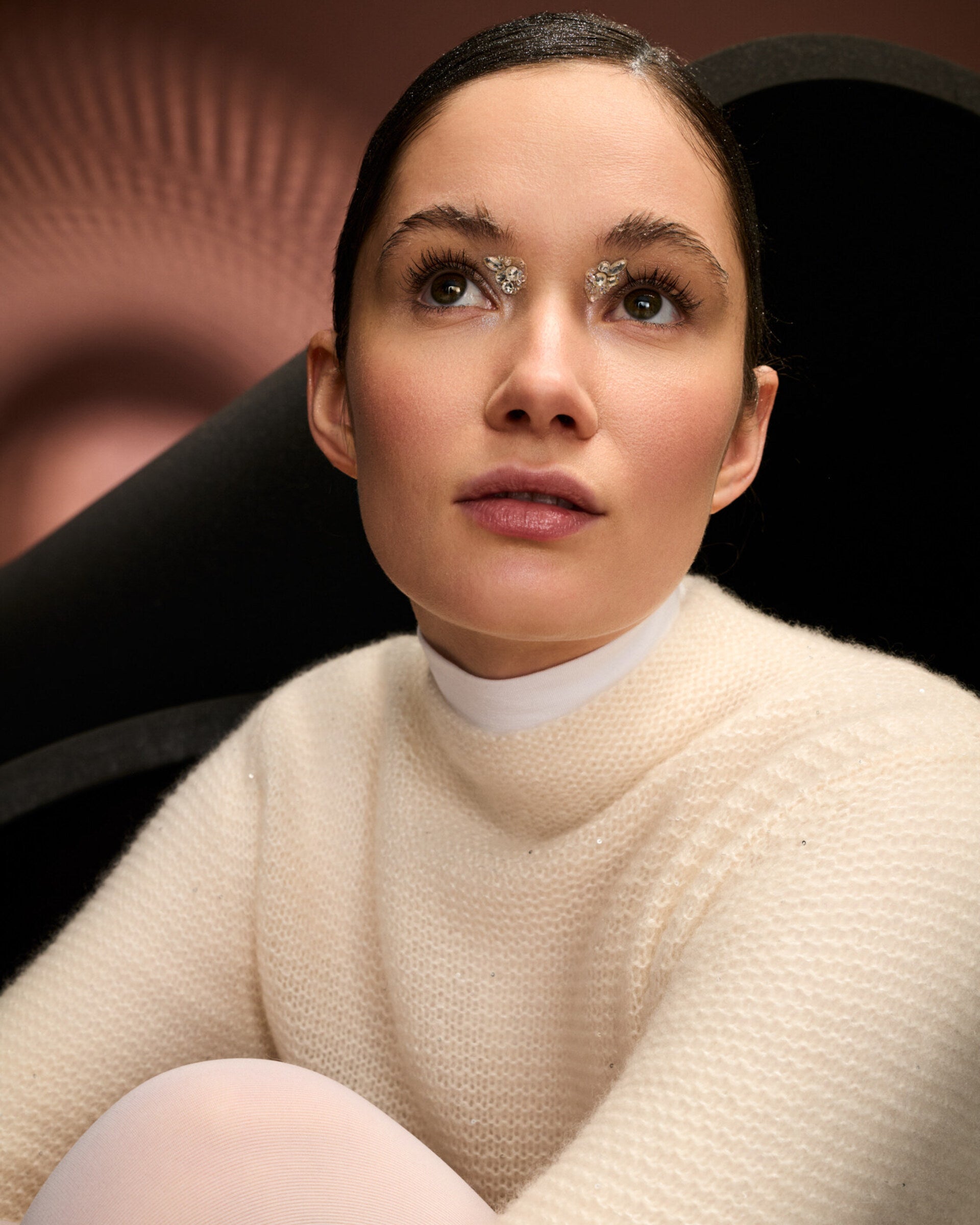 Damen Pullover aus 67 % Kaschmir, 32 % Seide und 1 % Pailletten in Ivory – links gestrickter Pullover in mittelschwerer Qualität mit relaxter Passform, angestricktem, kleinem Stehkragen, klassischer, leicht überschnittener Schulterform sowie langen, relaxten Ärmeln. Dezent eingearbeitete Pailletten verleihen dem Modell einen eleganten, schimmernden Akzent.
