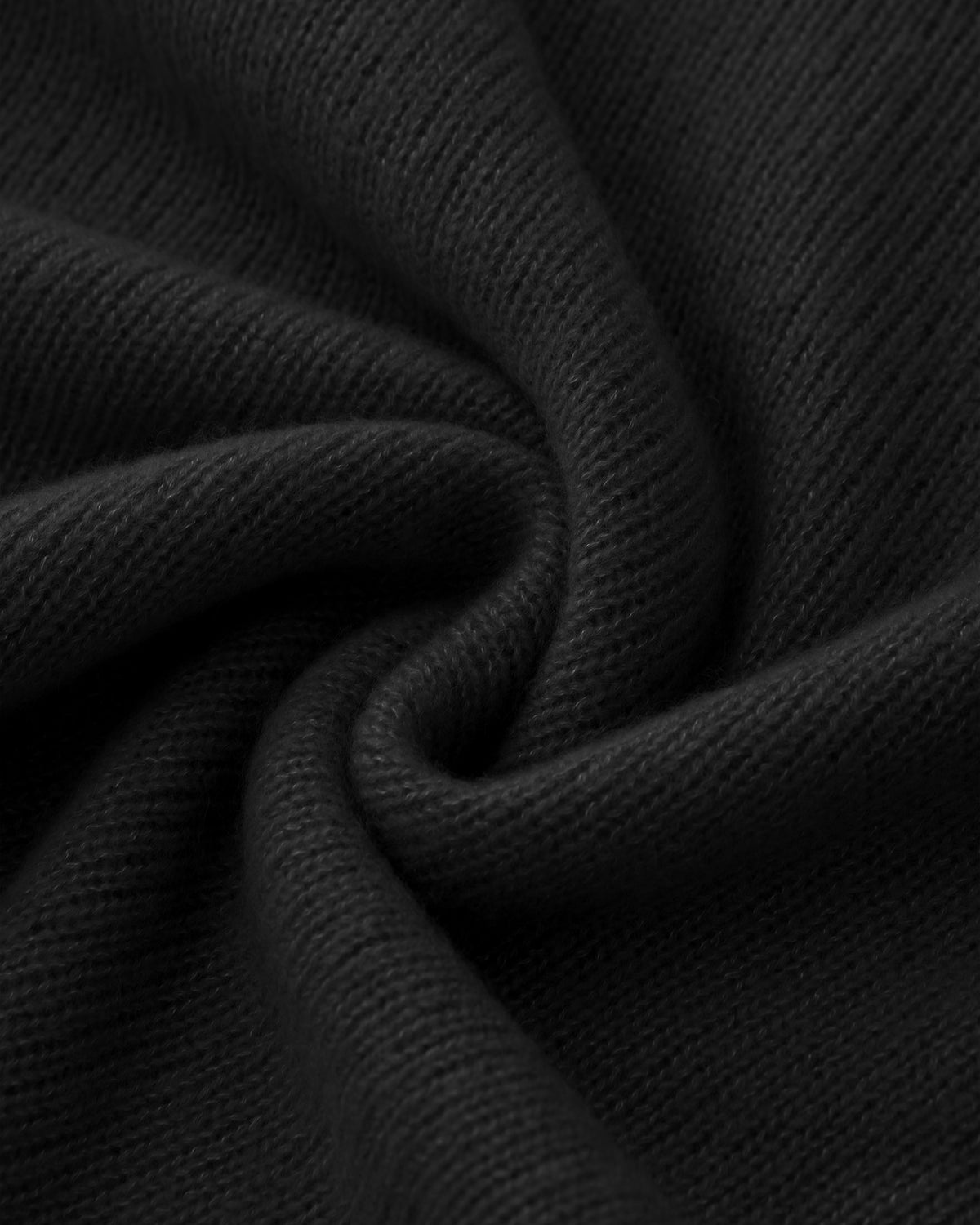 Damen Pullover aus 75 % Kaschmir und 25 % Seide in Black – glatt und locker gestrickter Pullover in mittelschwerer Qualität mit oversized Passform, breiter und kurzer Silhouette sowie cleanem Rundhalsausschnitt. Überschnittene Schultern und lange, relaxte Ärmel unterstreichen den modernen Look, während Ärmelbündchen und Saum mit speziellem Finish für einen besonderen Akzent sorgen.