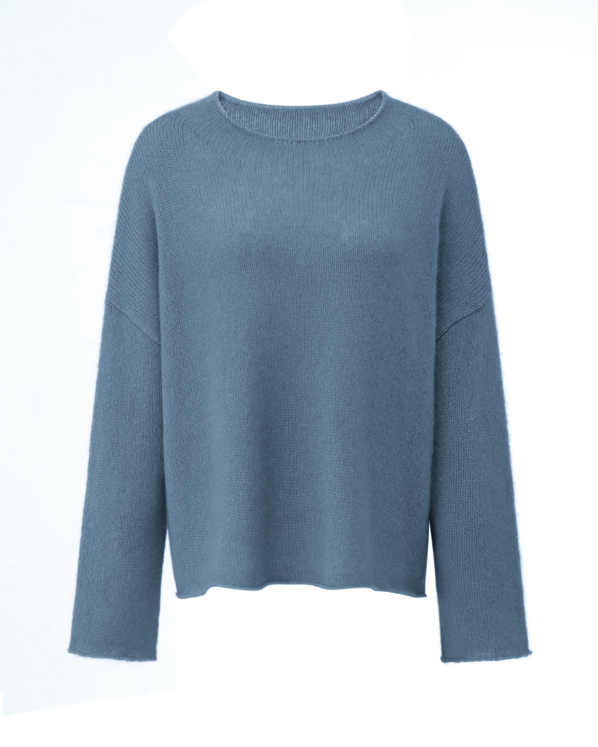 Damen Pullover aus 75 % Kaschmir und 25 % Seide in Blue Fog – glatt und locker gestrickter Pullover in mittelschwerer Qualität mit oversized Passform, breiter und kurzer Silhouette sowie cleanem Rundhalsausschnitt. Überschnittene Schultern und lange, relaxte Ärmel unterstreichen den modernen Look, während Ärmelbündchen und Saum mit speziellem Finish für einen besonderen Akzent sorgen.