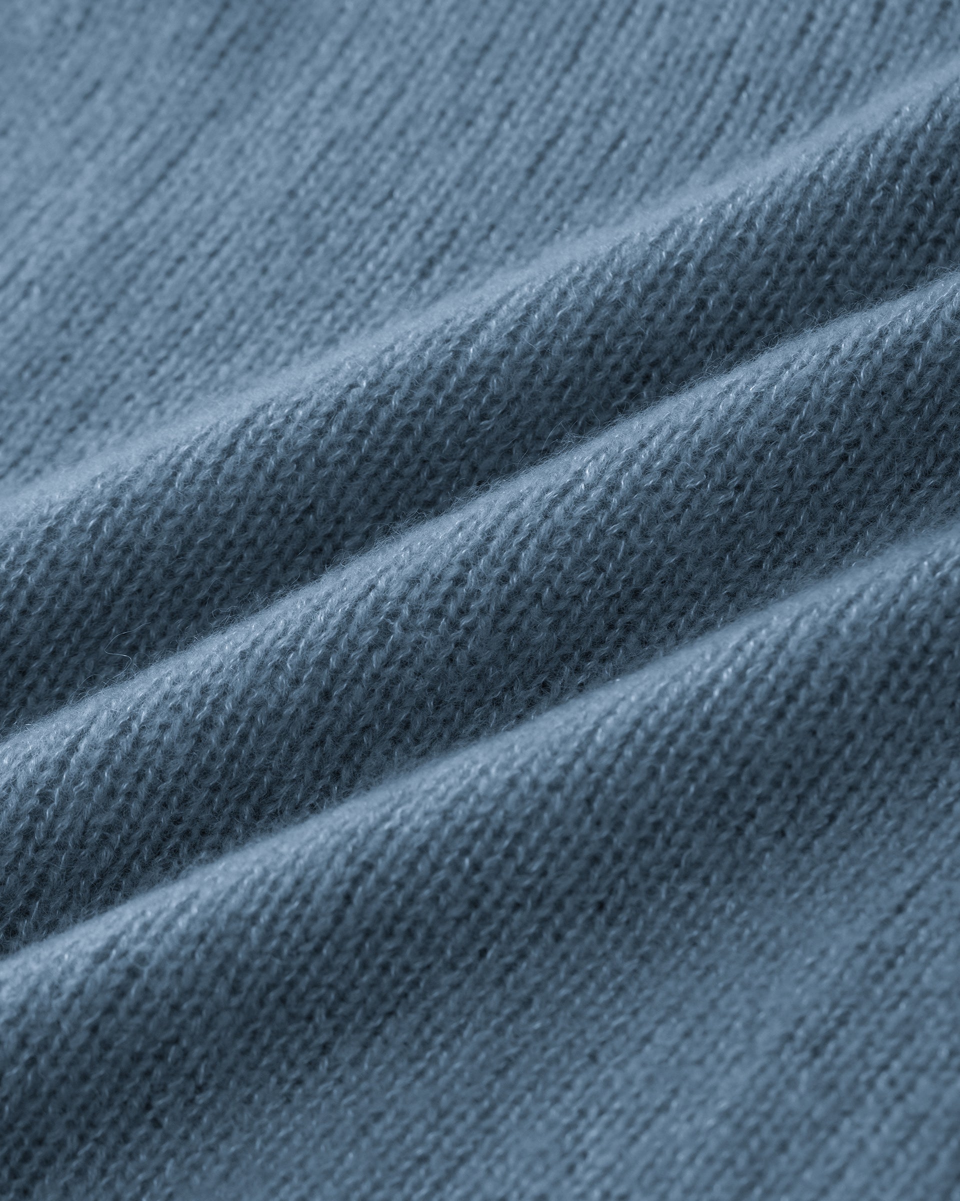 Damen Pullover aus 75 % Kaschmir und 25 % Seide in Blue Fog – glatt und locker gestrickter Pullover in mittelschwerer Qualität mit oversized Passform, breiter und kurzer Silhouette sowie cleanem Rundhalsausschnitt. Überschnittene Schultern und lange, relaxte Ärmel unterstreichen den modernen Look, während Ärmelbündchen und Saum mit speziellem Finish für einen besonderen Akzent sorgen.