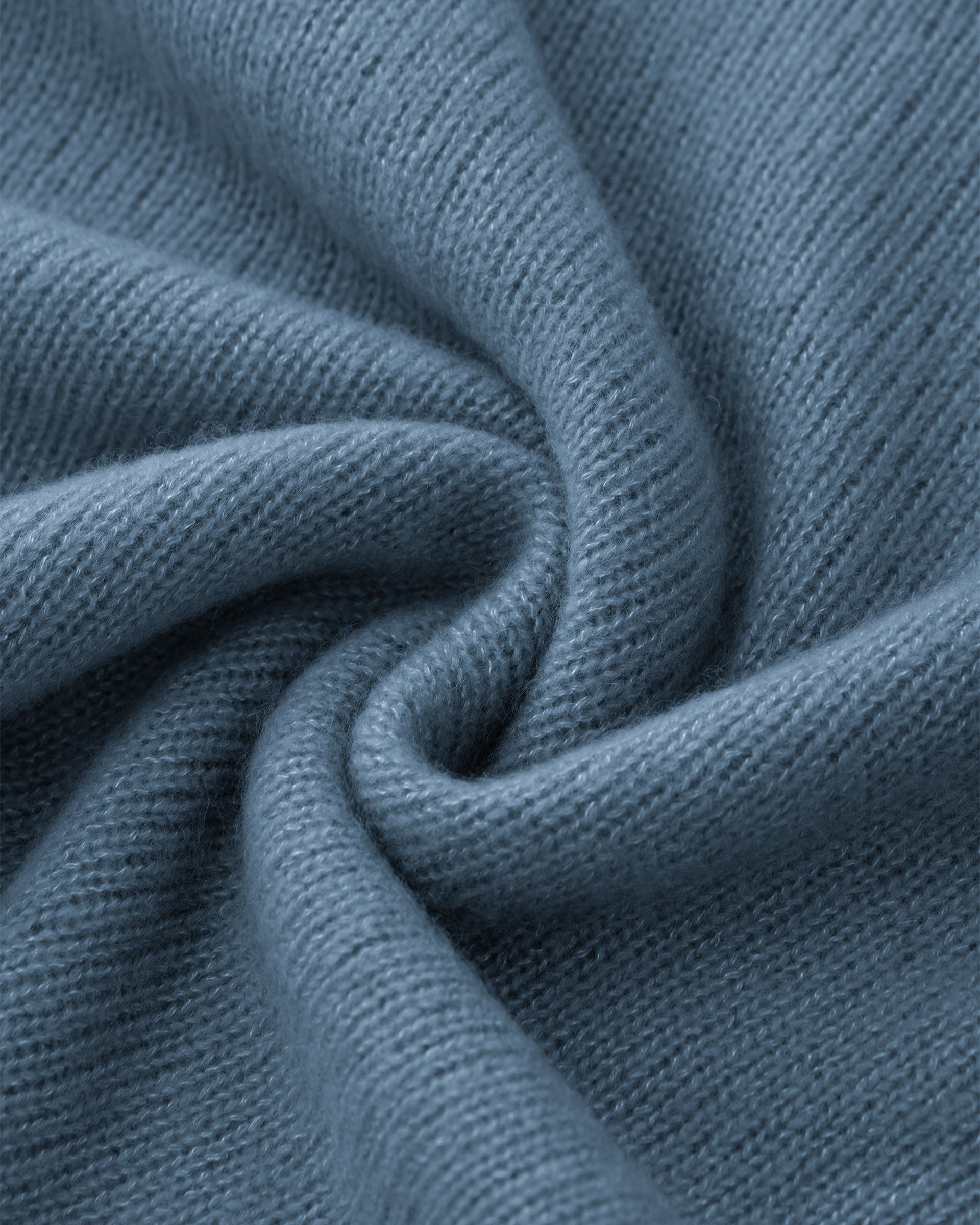 Damen Pullover aus 75 % Kaschmir und 25 % Seide in Blue Fog – glatt und locker gestrickter Pullover in mittelschwerer Qualität mit oversized Passform, breiter und kurzer Silhouette sowie cleanem Rundhalsausschnitt. Überschnittene Schultern und lange, relaxte Ärmel unterstreichen den modernen Look, während Ärmelbündchen und Saum mit speziellem Finish für einen besonderen Akzent sorgen.
