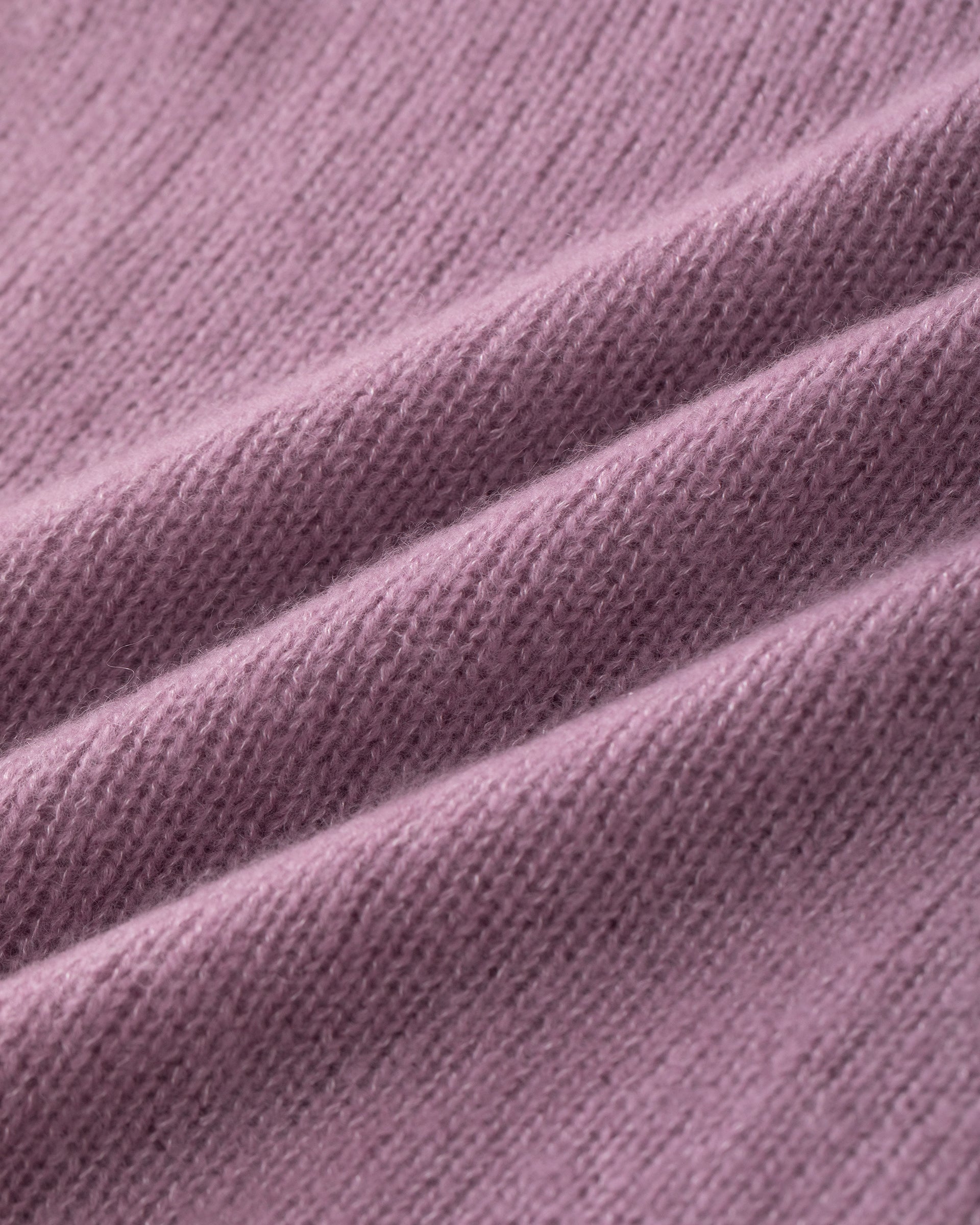 Damen Pullover aus 75 % Kaschmir und 25 % Seide in Lilac Mist – glatt und locker gestrickter Pullover in mittelschwerer Qualität mit oversized Passform, breiter und kurzer Silhouette sowie cleanem Rundhalsausschnitt. Überschnittene Schultern und lange, relaxte Ärmel unterstreichen den modernen Look, während Ärmelbündchen und Saum mit speziellem Finish für einen besonderen Akzent sorgen.