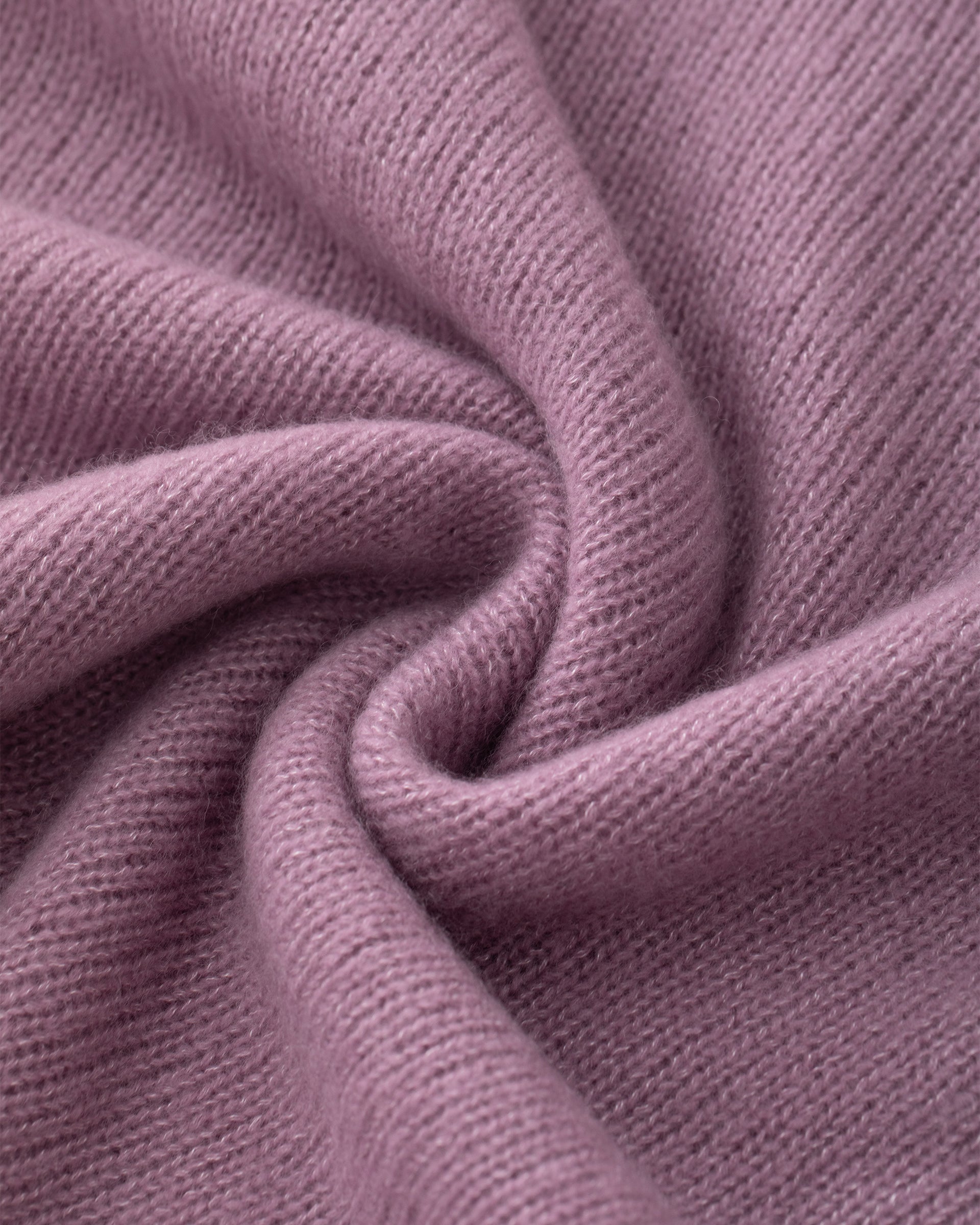 Damen Pullover aus 75 % Kaschmir und 25 % Seide in Lilac Mist – glatt und locker gestrickter Pullover in mittelschwerer Qualität mit oversized Passform, breiter und kurzer Silhouette sowie cleanem Rundhalsausschnitt. Überschnittene Schultern und lange, relaxte Ärmel unterstreichen den modernen Look, während Ärmelbündchen und Saum mit speziellem Finish für einen besonderen Akzent sorgen.