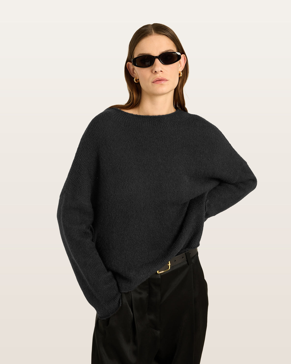 Damen Pullover aus 75 % Kaschmir und 25 % Seide in Black – glatt und locker gestrickter Pullover in mittelschwerer Qualität mit oversized Passform, breiter und kurzer Silhouette sowie cleanem Rundhalsausschnitt. Überschnittene Schultern und lange, relaxte Ärmel unterstreichen den modernen Look, während Ärmelbündchen und Saum mit speziellem Finish für einen besonderen Akzent sorgen.